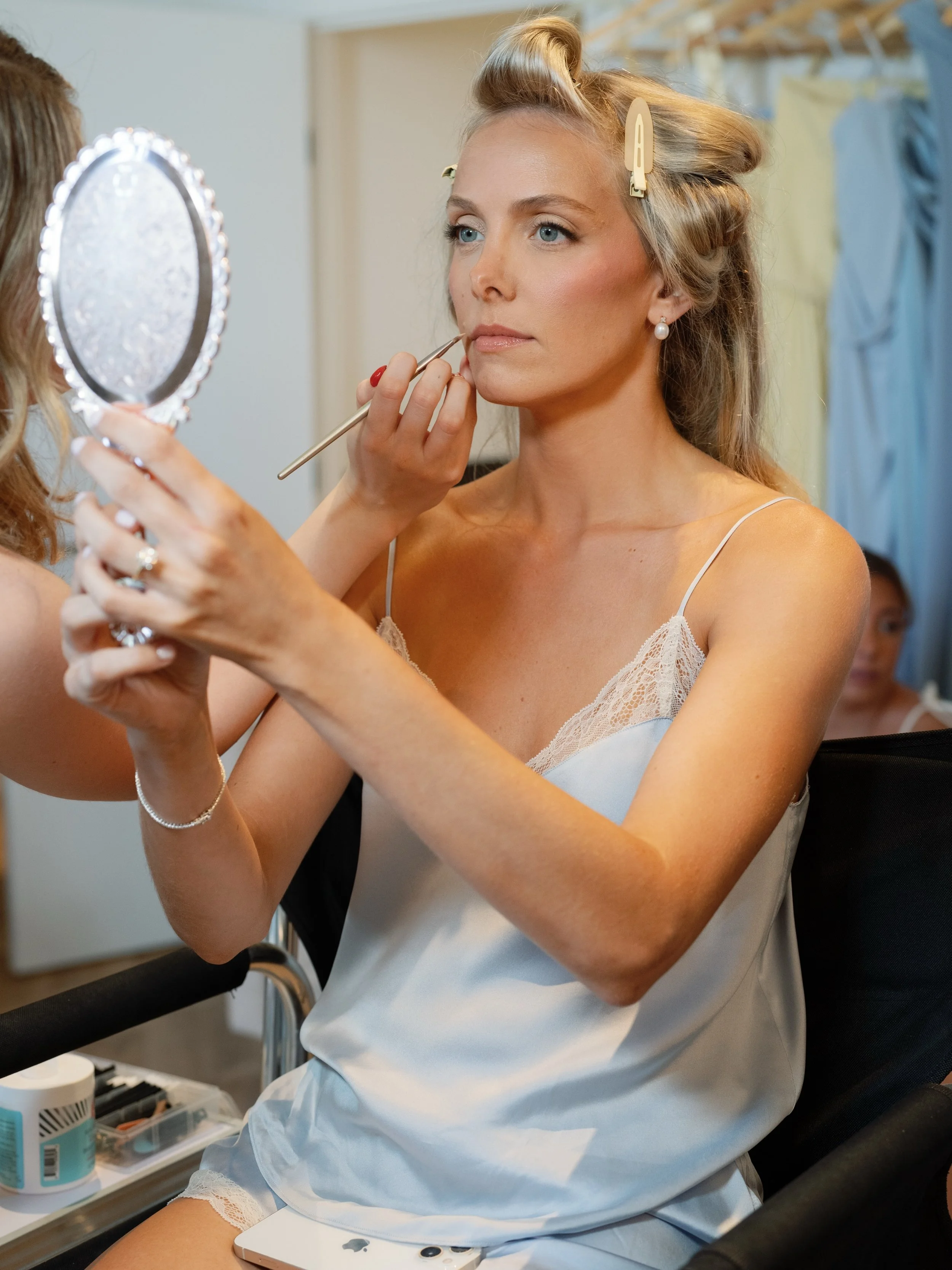 Finishing touches ✨

Photo by @tracyburchphotography 

Maine makeup artist | Bridal makeup Maine | Midcoast Maine bridal makeup | Natural glam makeup | Soft glam bride | Coastal Maine weddings | Luxury makeup artist | Skin by Skyler