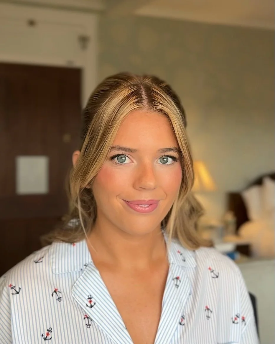 Me 🤝🏼 natural bridesmaid makeup 
&bull;
&bull;
&bull;
&bull;
Skin by Skyler | natural makeup | bridesmaid makeup | bridal beauty | maine bridal makeup artist | makeup inspo | soft glam | Maine esthetician | bridal makeup | maine wedding | coastal M