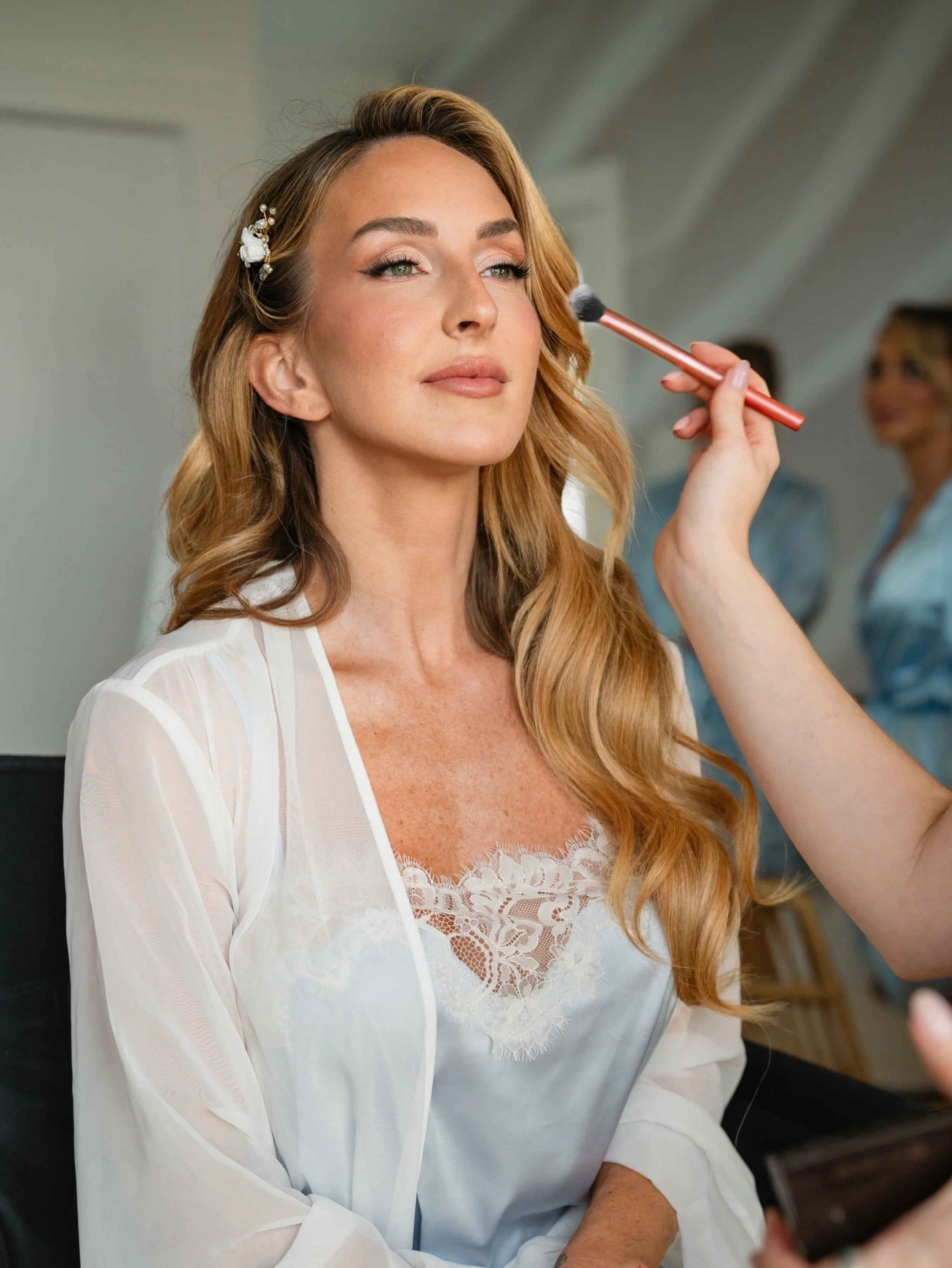 Soft glam, glowing skin, and a bride who looks straight out of a magazine. 🤍

I only have a few weekends left for 2027 weddings! If you&rsquo;re still looking for your bridal makeup artist, I&rsquo;d love to hear from you. ✨

Photo by: @veloravinest