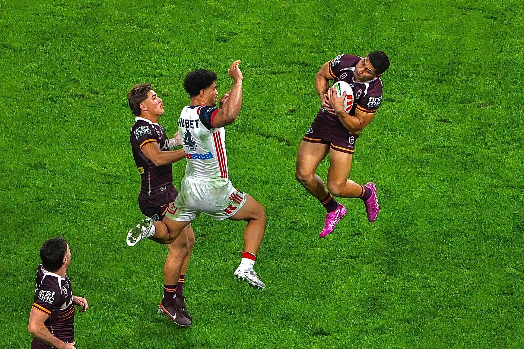 Some more photos from the stands on Friday night 📷🏈

@sydneyroosters &times; @brisbanebroncos
@nrl 

Shot on:
Nikon Z50II + NIKKOR Z 70-180mm f/2.8

#NRL #nikoncapture #SydneyRoosters #BrisbaneBroncos #RugbyLeague