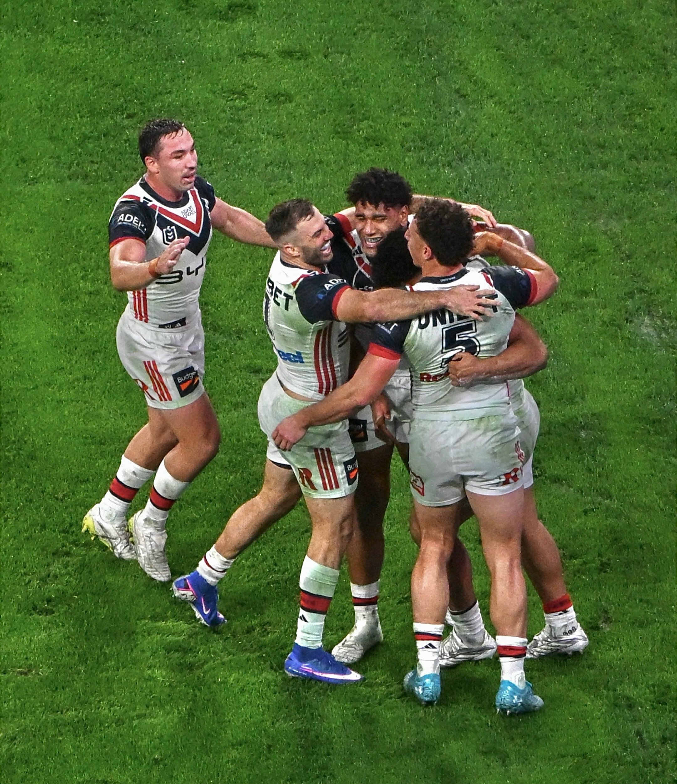 Try for Toia 🙌🐓
@sydneyroosters @roberttoia_  @nrl 

My seat was up high in the stands, so not the clearest shots but still capture the moment 🙌:
Nikon Z50II + NIKKOR Z 70-180mm f/2.8 

#nrl #nikon  #roosters #league