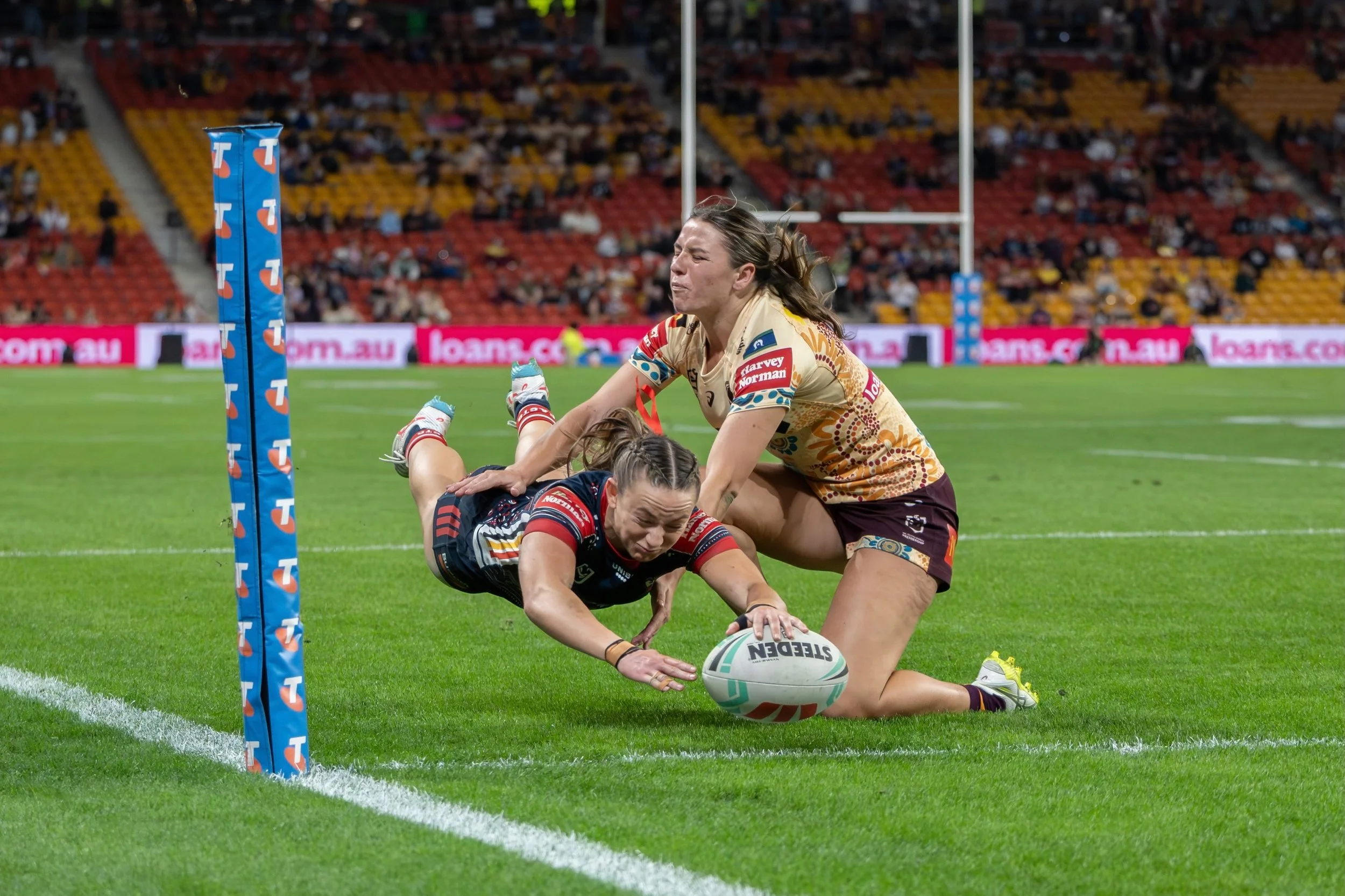 The grit, determination and connection of @sydneyroostersnrlw was incredible to watch as they fought back in the second half to take the win 34-20 against the Broncos 🙌

#NRLW #SydneyRoosters #womeninsport #SportsPhotography #SuncorpStadium
