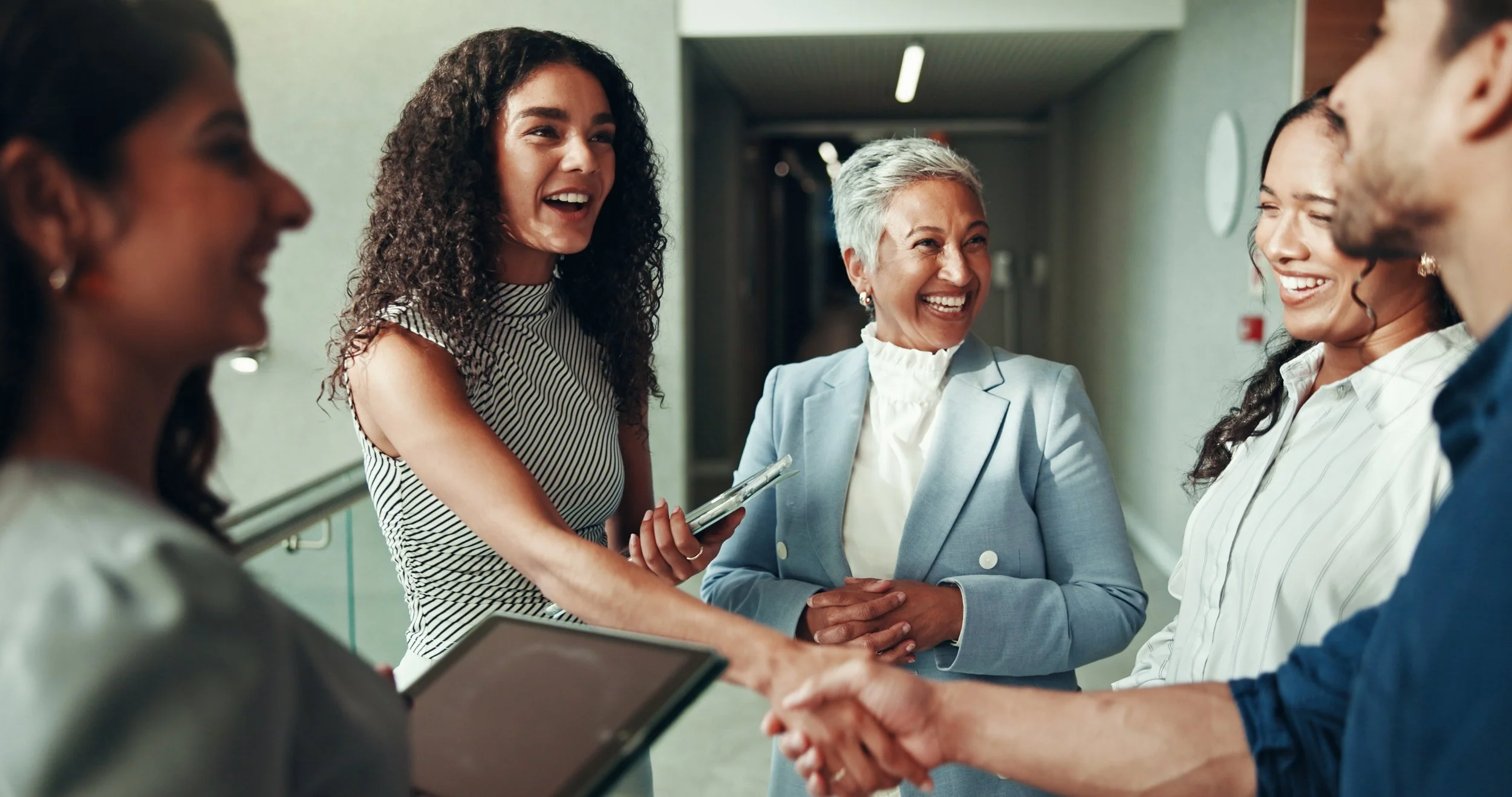 Hospitalidad no es servicio al cliente: es la ventaja competitiva que tu competencia no puede copiar