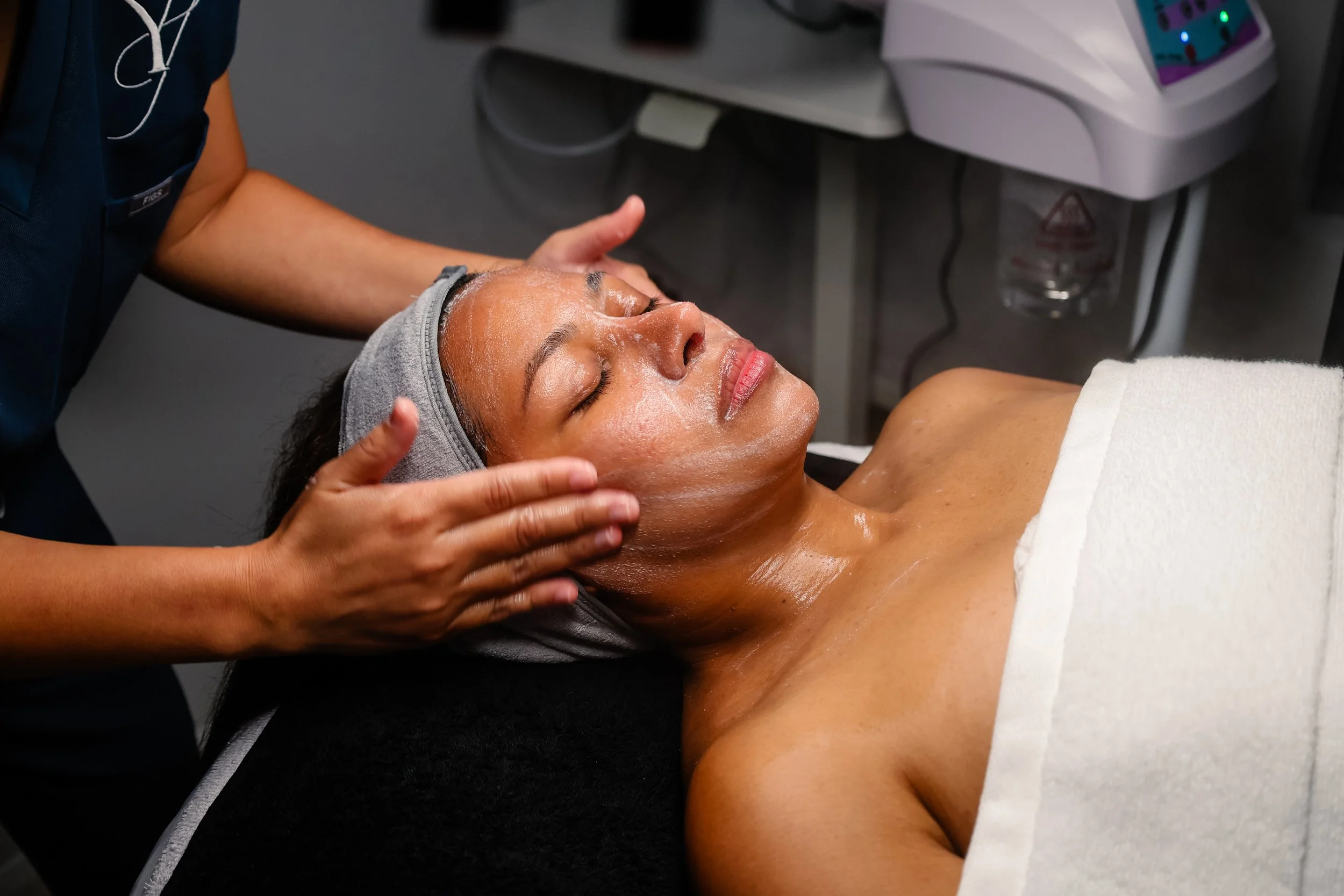 Deluxe Glow Facial (75 minutes)