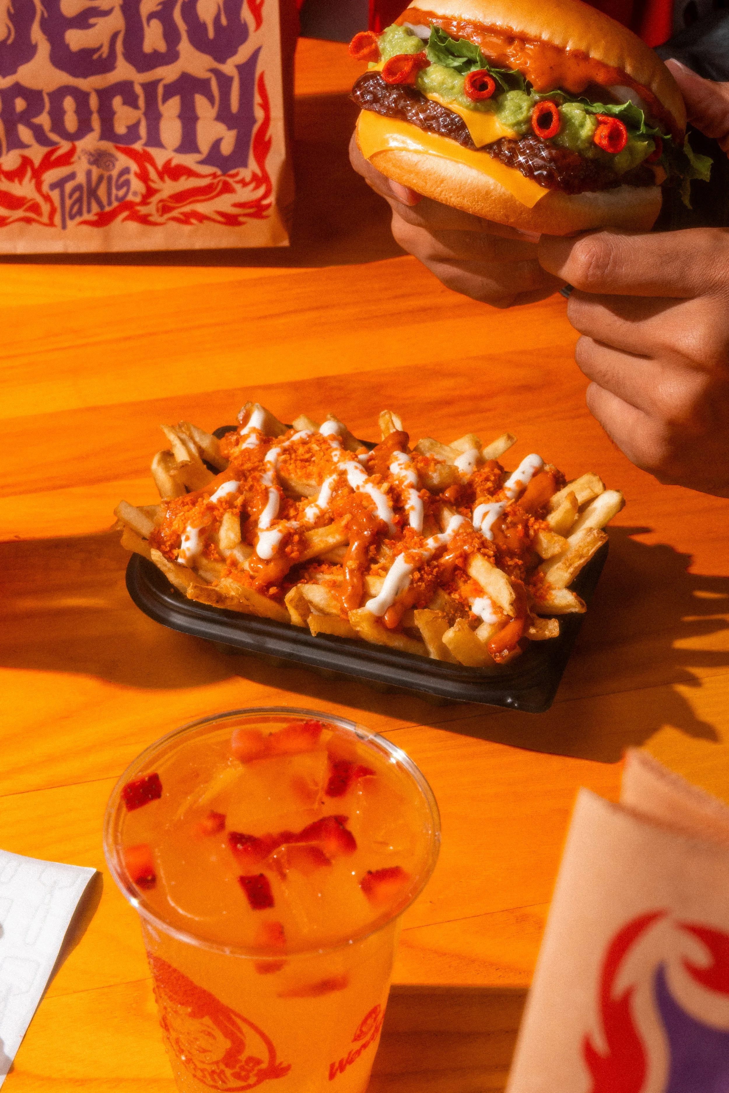 TAKISFUEGO_BURGER_LIFESTYLE_5.jpg