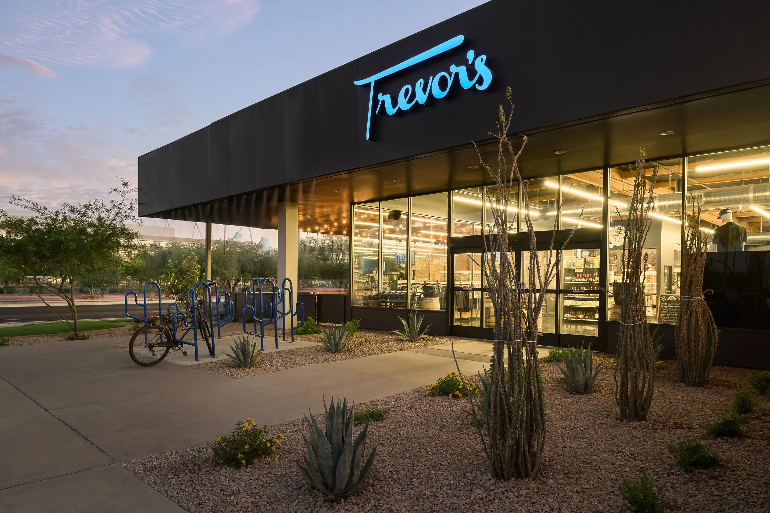 Upscale restaurant outdCasual outdoor dining terrace of upscale restaurant with urban backdrop — hospitality and commercial architecture photographyoor terrace and facade at dusk — hospitality and commercial architecture photography