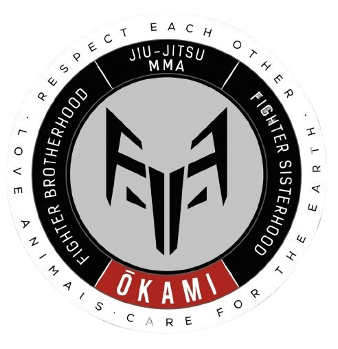 Logotipo de Ókami que incluye un escudo en color gris y negro con el símbolo en el centro, rodeado por palabras y frases relacionadas con el jiu-jitsu, MMA y valores como respeto, hermandad y cuidado de los animales.