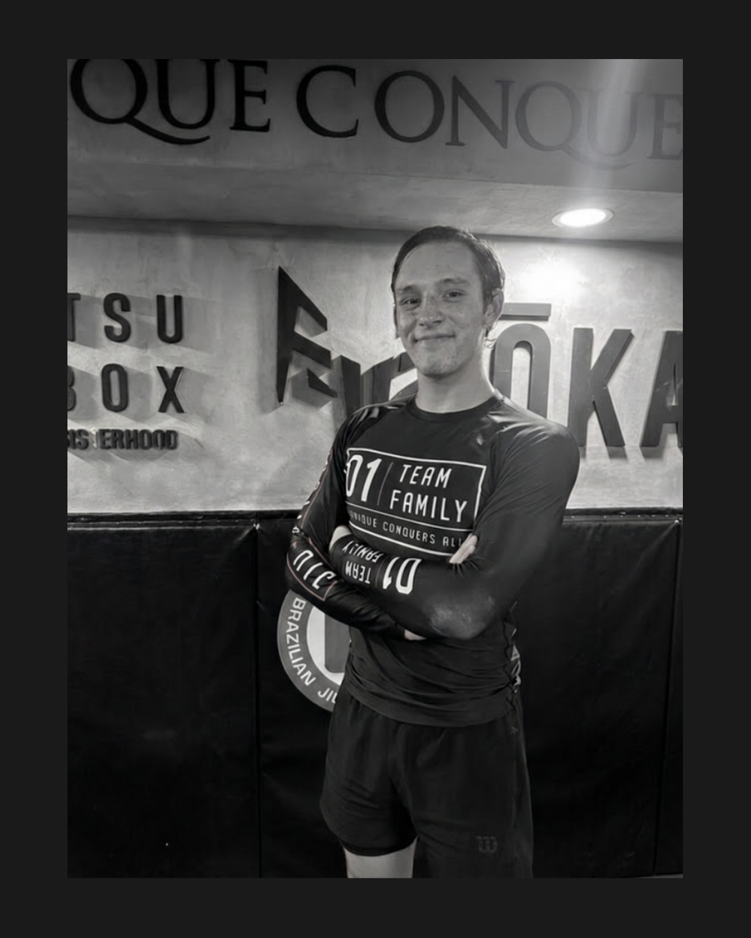Maestro de artes marciales y deportes de contacto sonriendo en las instalaciones de ŌKAMI México.