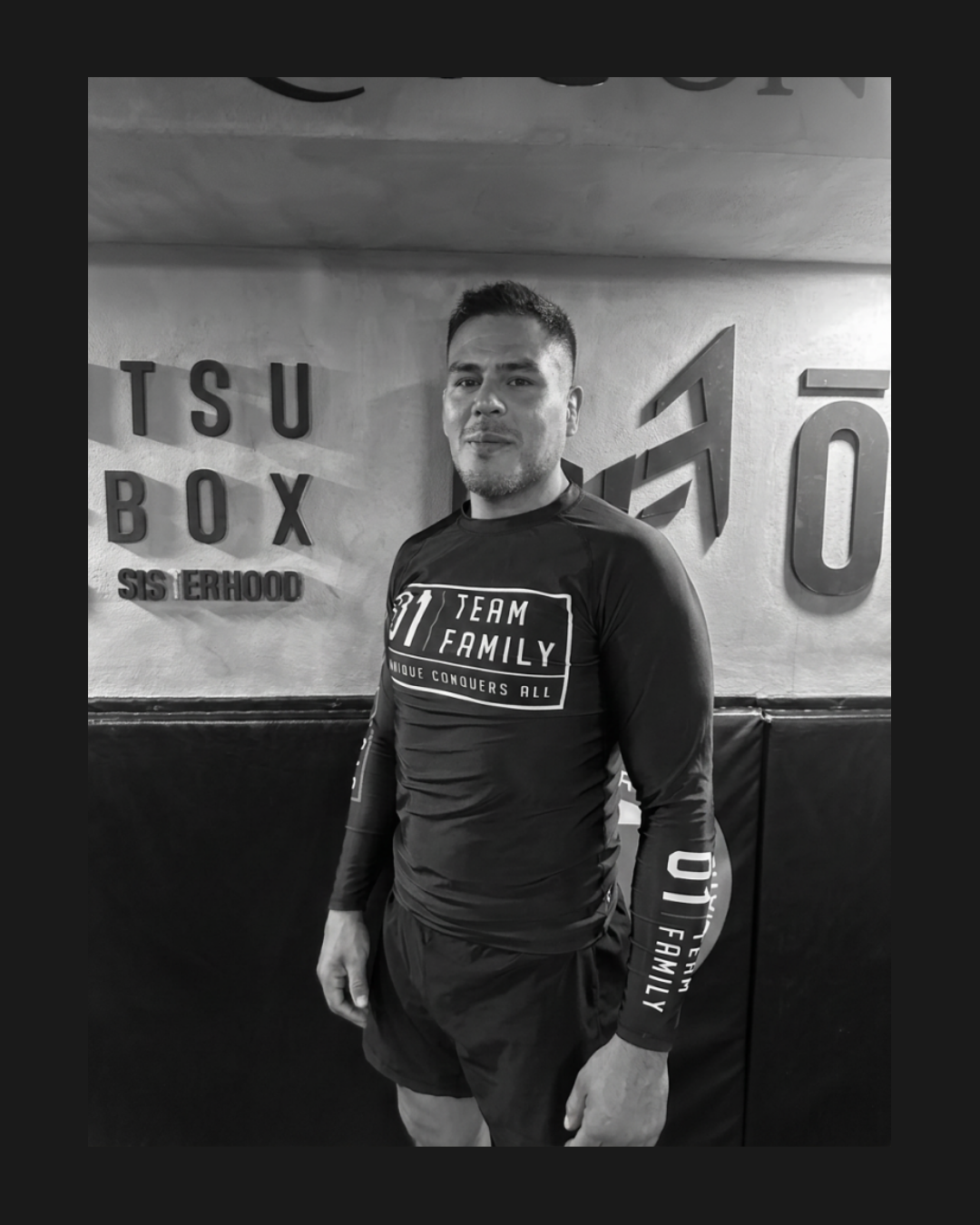 Profesor de artes marciales en el área de entrenamiento de la academia ŌKAMI en CDMX, México.