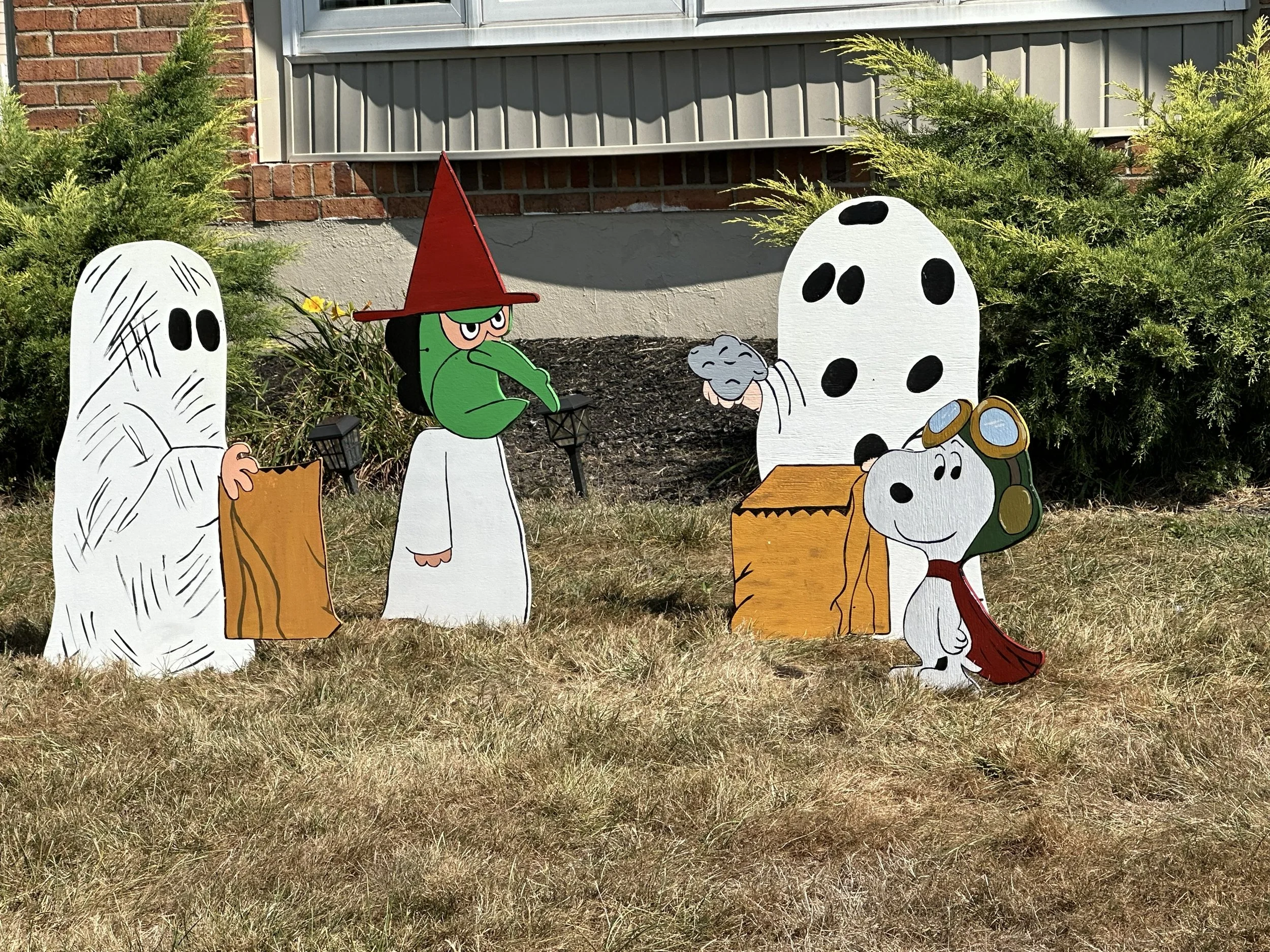 Charlie Brown Trick or Treating yard display