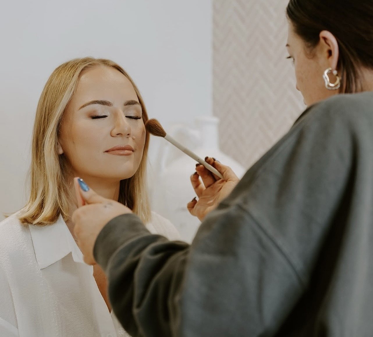 Kelsie doing makeup service for client
