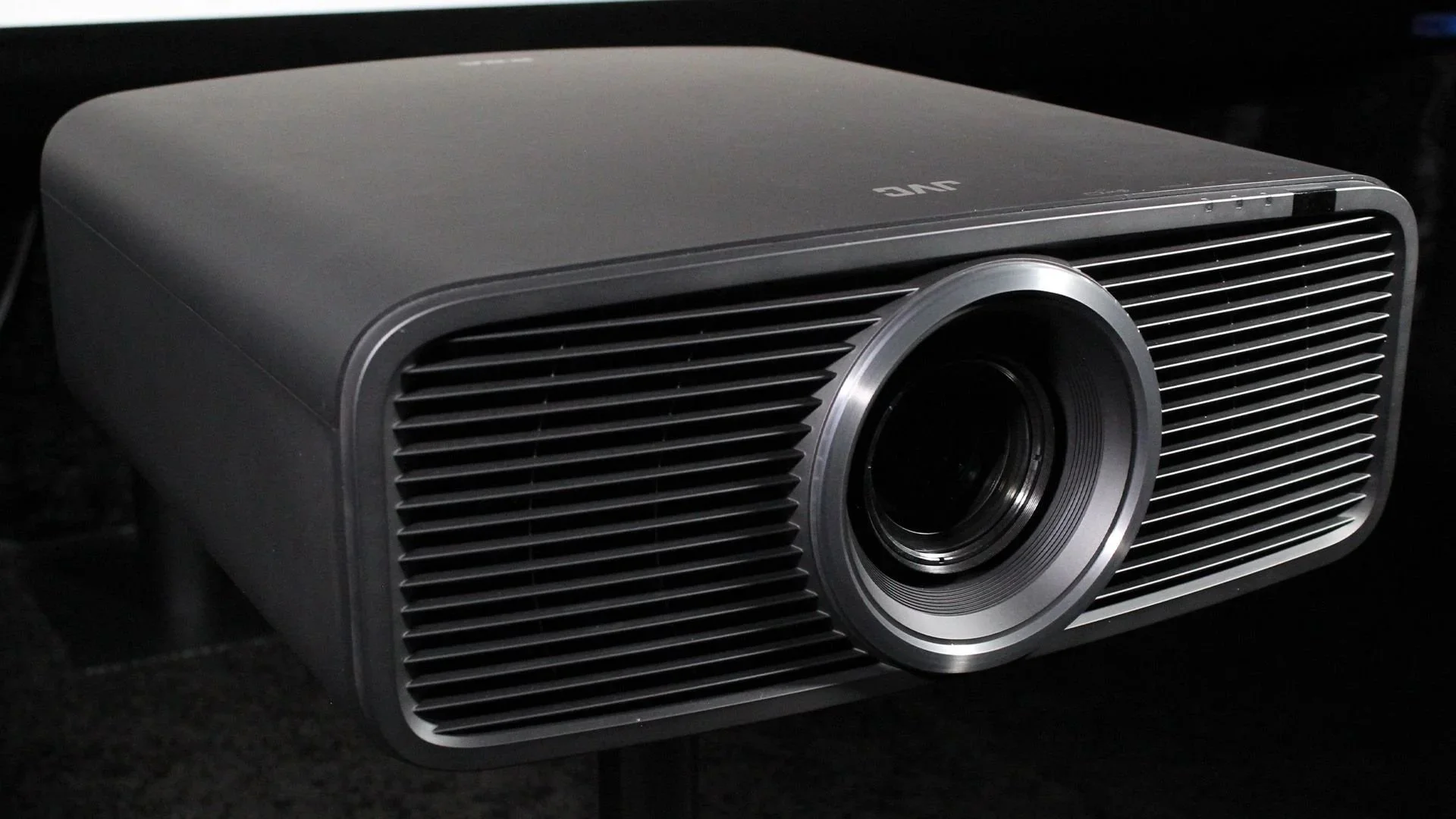 JVC DLA NZ700 Projector