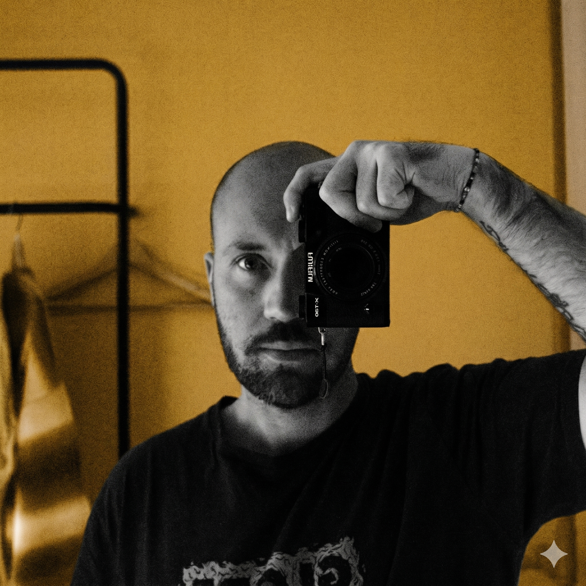 Ragazzo che si prende una foto con una fotocamera di fronte a uno specchio, con sfondo giallo e sedia nera
