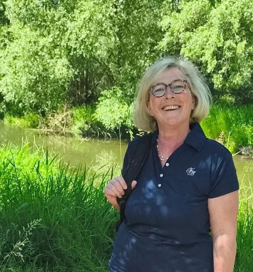 Auf diesem Bild ist Petra Durst zusehen. Sie ist etwa 50 Jahre alt, sie wirkt jung und aktiv, hat kurze mittellange Haare, trägt eine Brille im Leopardenmustr - ganzheitliche Frauen Gesundheit Heilung Begleitung Prävention ins pure Leben