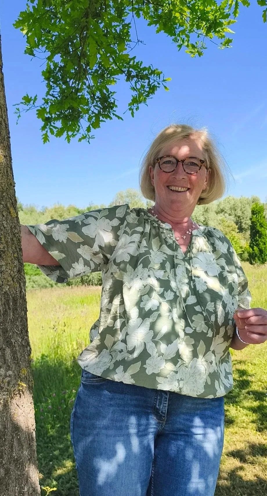Auf diesem Bild ist Petra Durst zusehen. Sie ist etwa 50 Jahre alt, sie wirkt jung und aktiv, hat kurze mittellange Haare, trägt eine Brille im Leopardenmustr - ganzheitliche Frauen Gesundheit Heilung Begleitung Prävention ins pure Leben