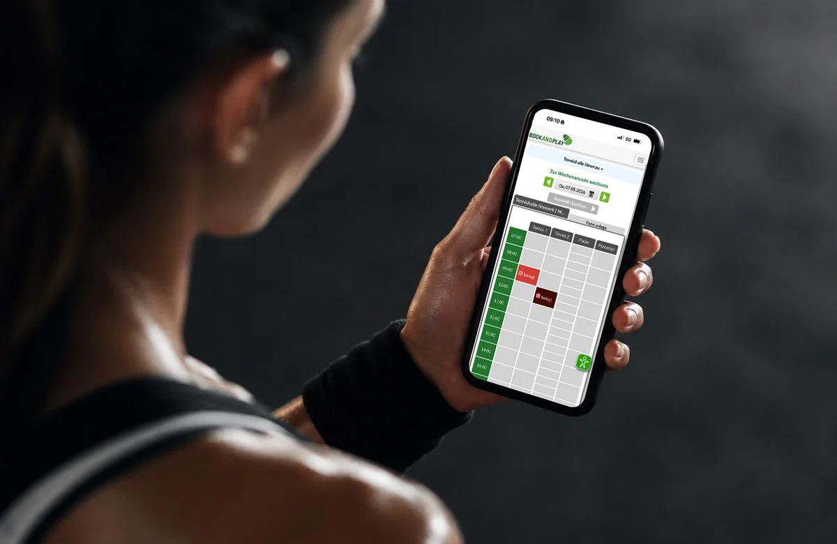 Eine Frau hält ein Smartphone, auf dem ein Terminplan mit Buchungen für die Tennishalle Ilmenau sichtbar ist.