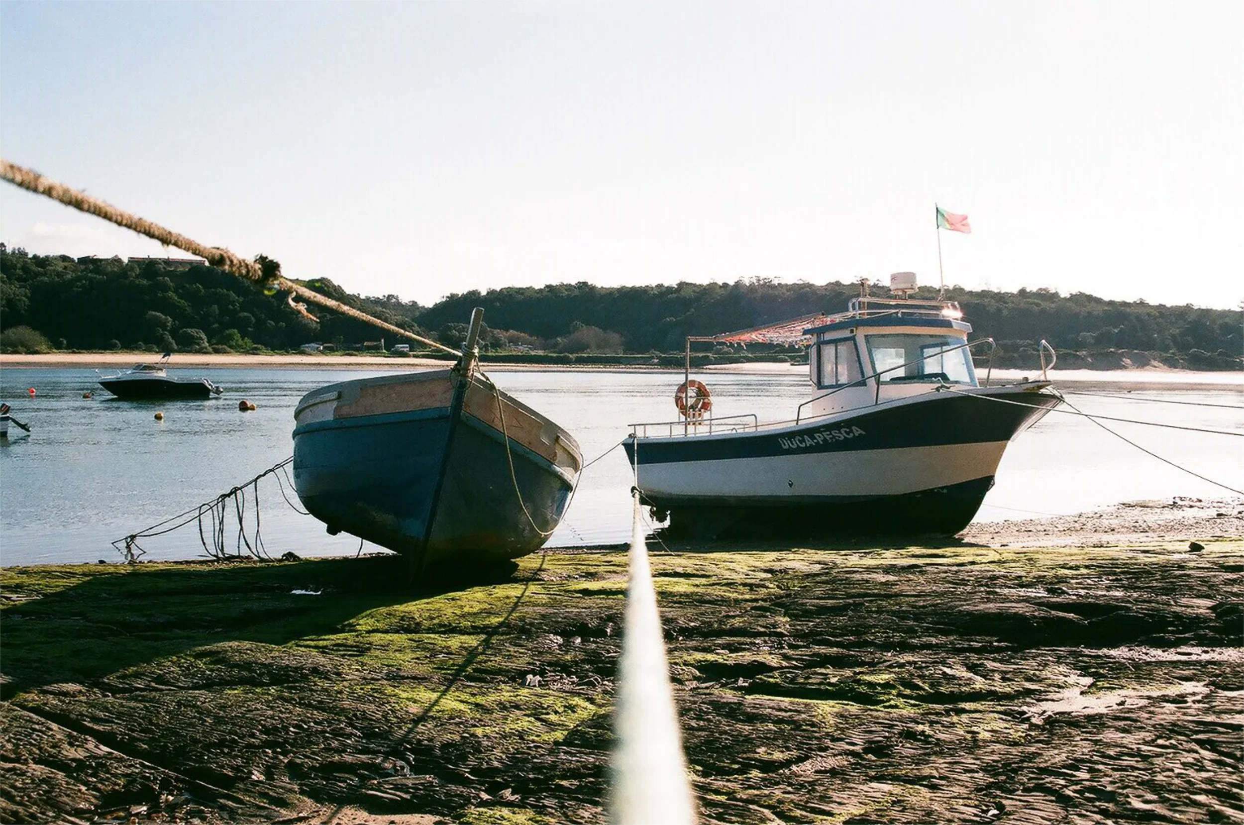 Barcos no rio Mira, em Milfontes, na maré baixa - Branco de Cal