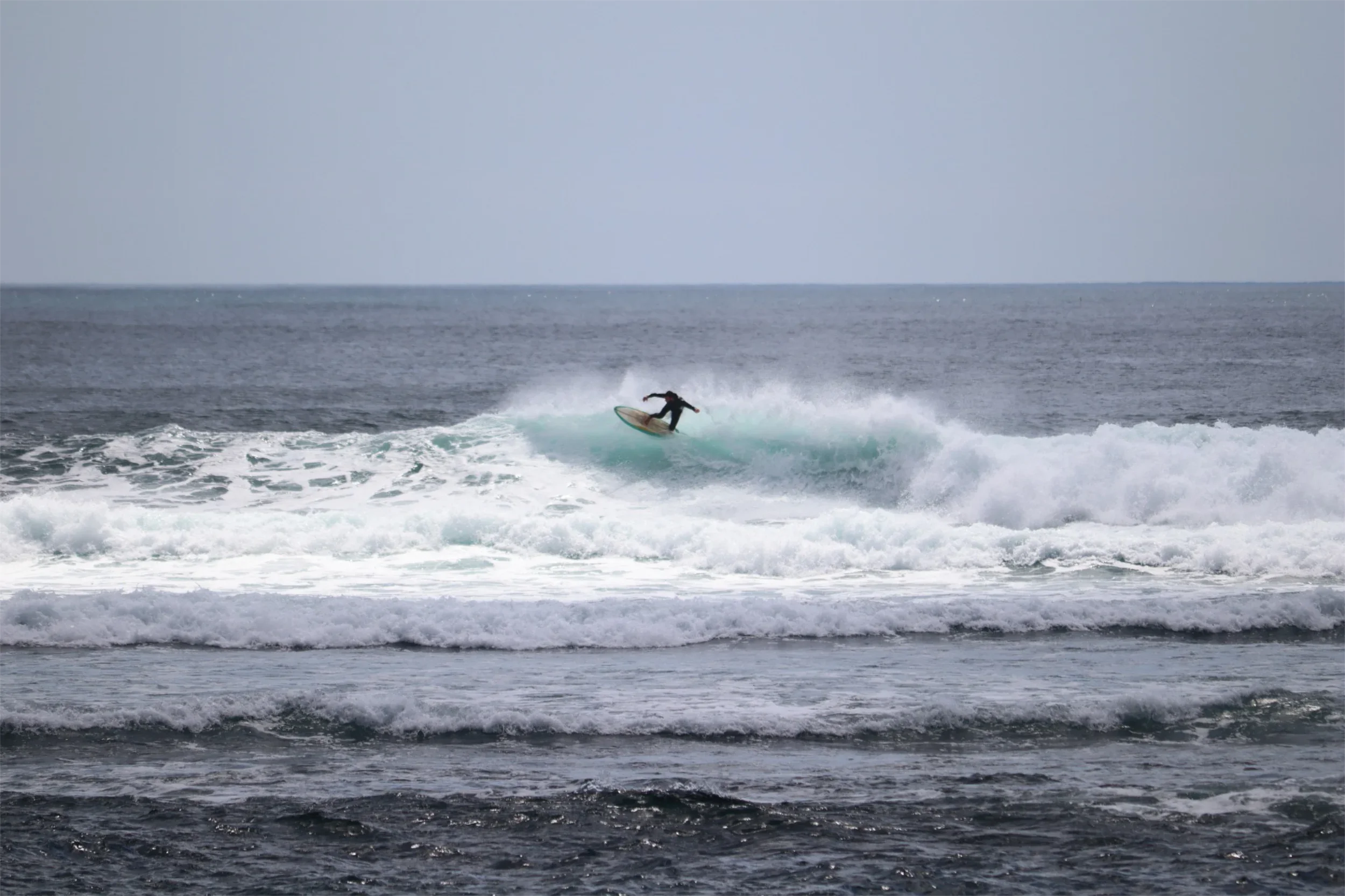 Tomas Canha a fazer surf - Branco de Cal