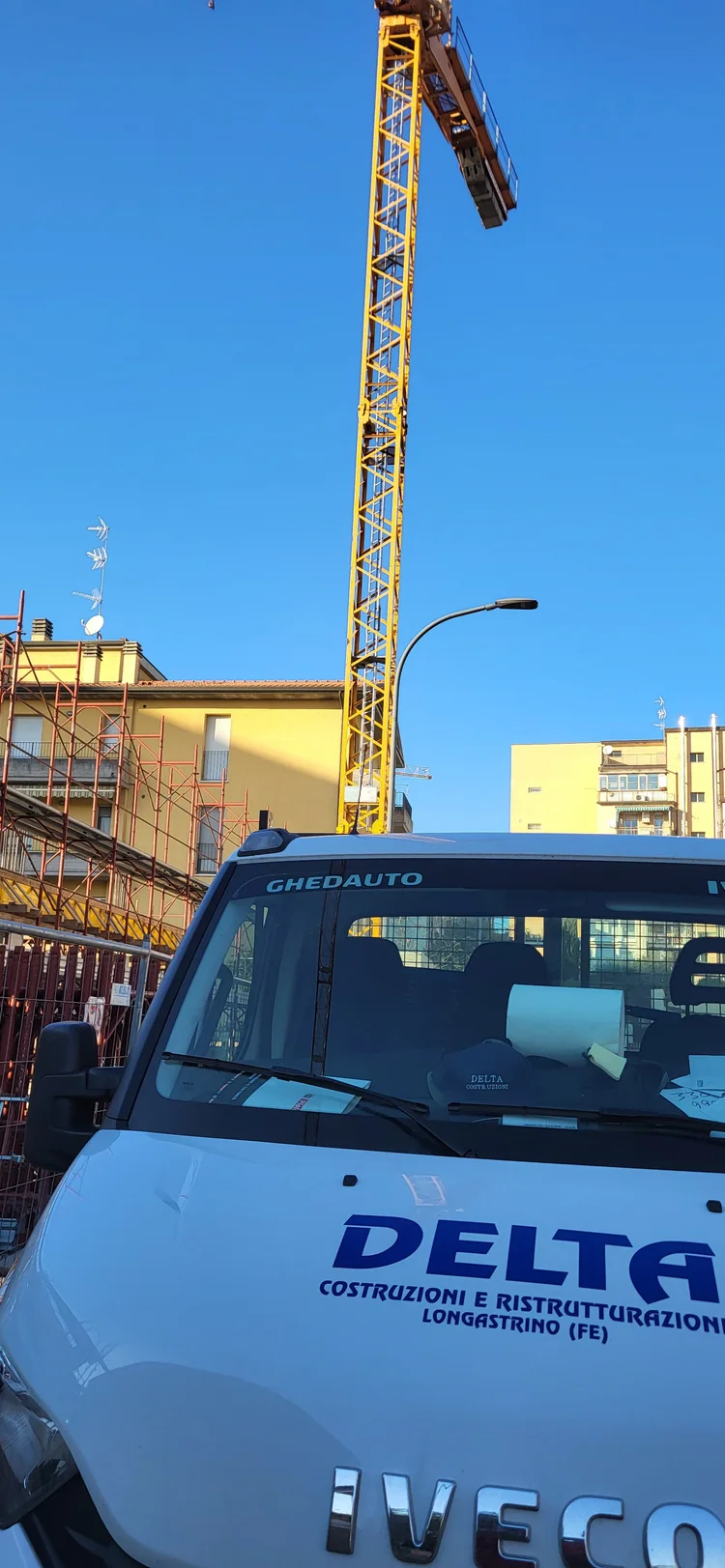 Mezzo Delta e gru in cantiere
