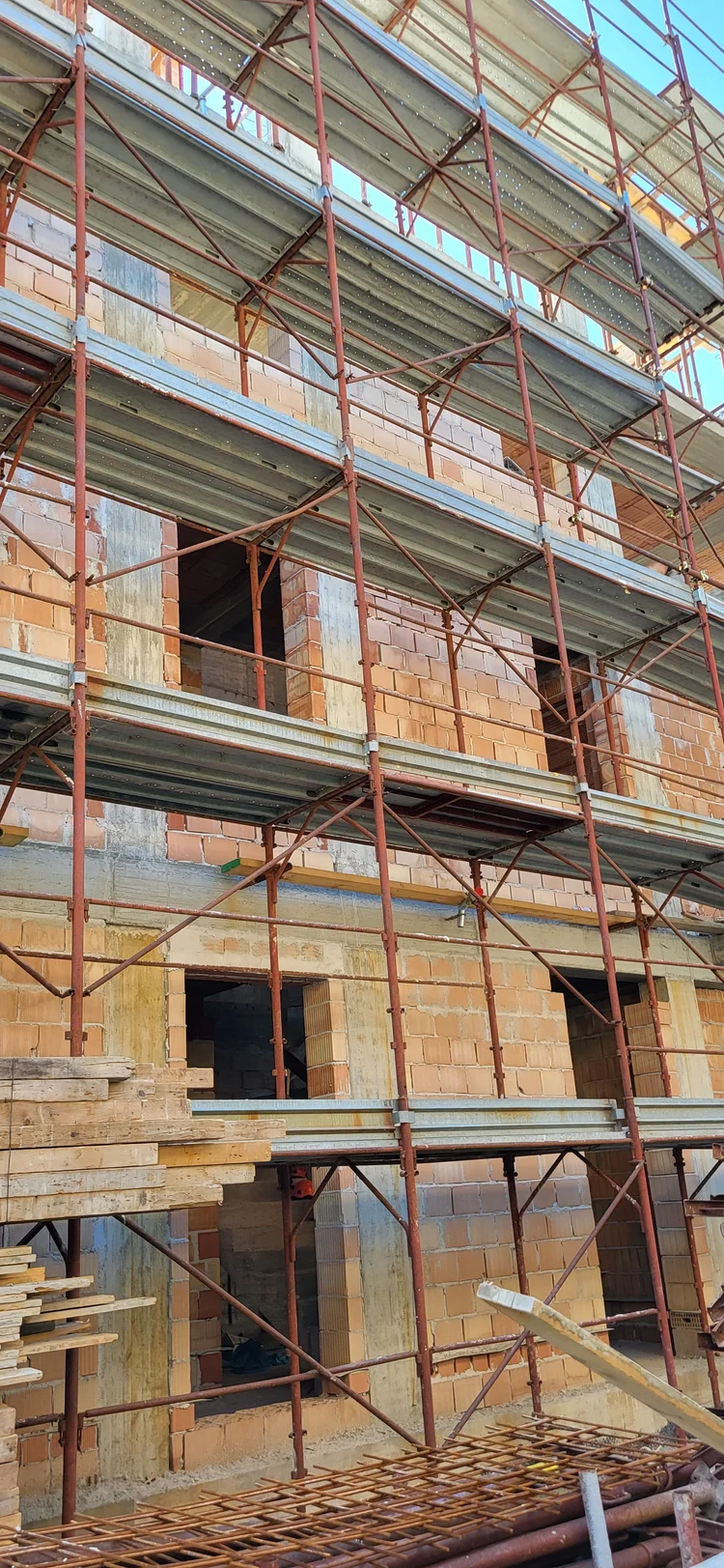 Struttura edile e ponteggi in lavorazione