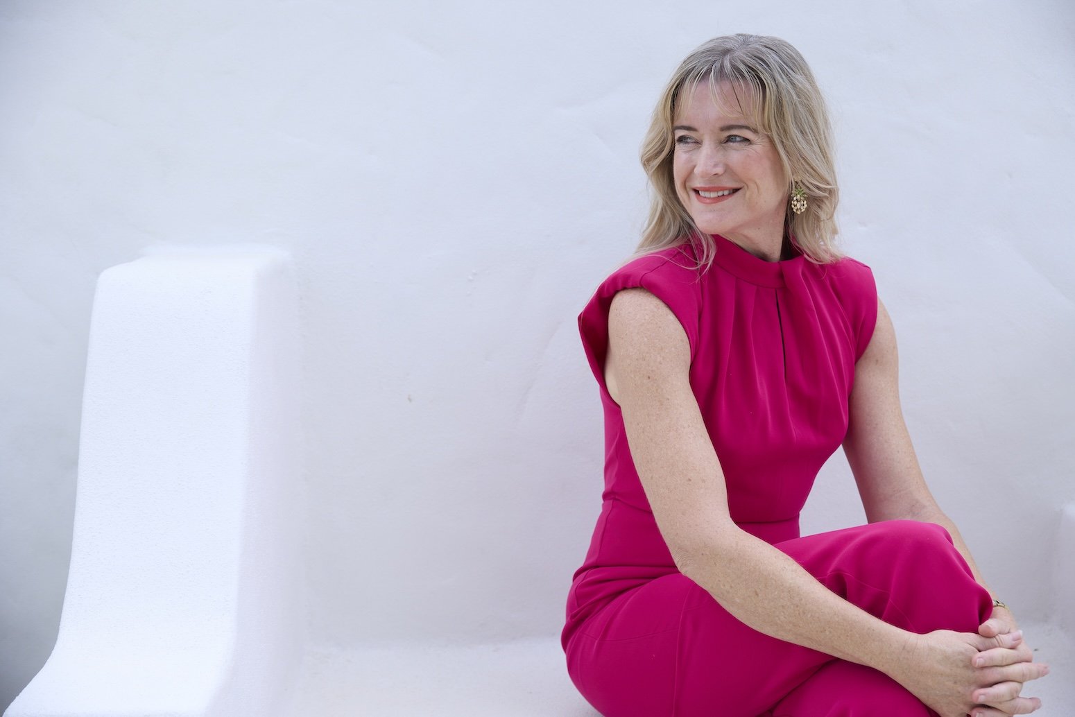 Melissa Cook Clinical Nutritionist sitting on Scarborough Beach Queensland