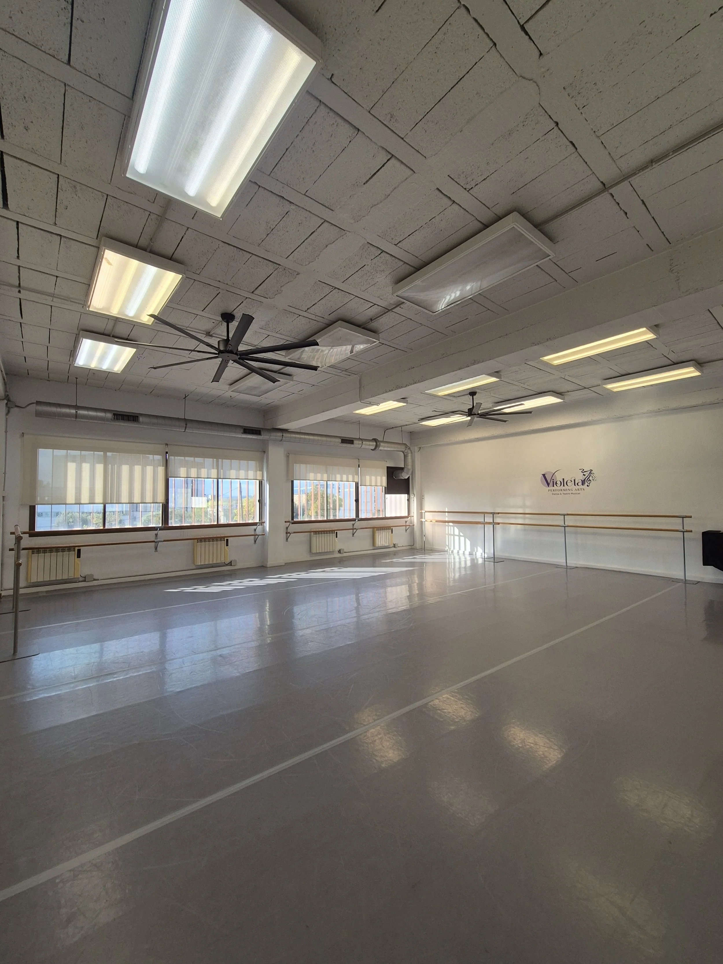 Sala Broadway de Violeta Performing Arts, espai de dansa de 80 m² de lloguer a Sant Cugat del Vallès.