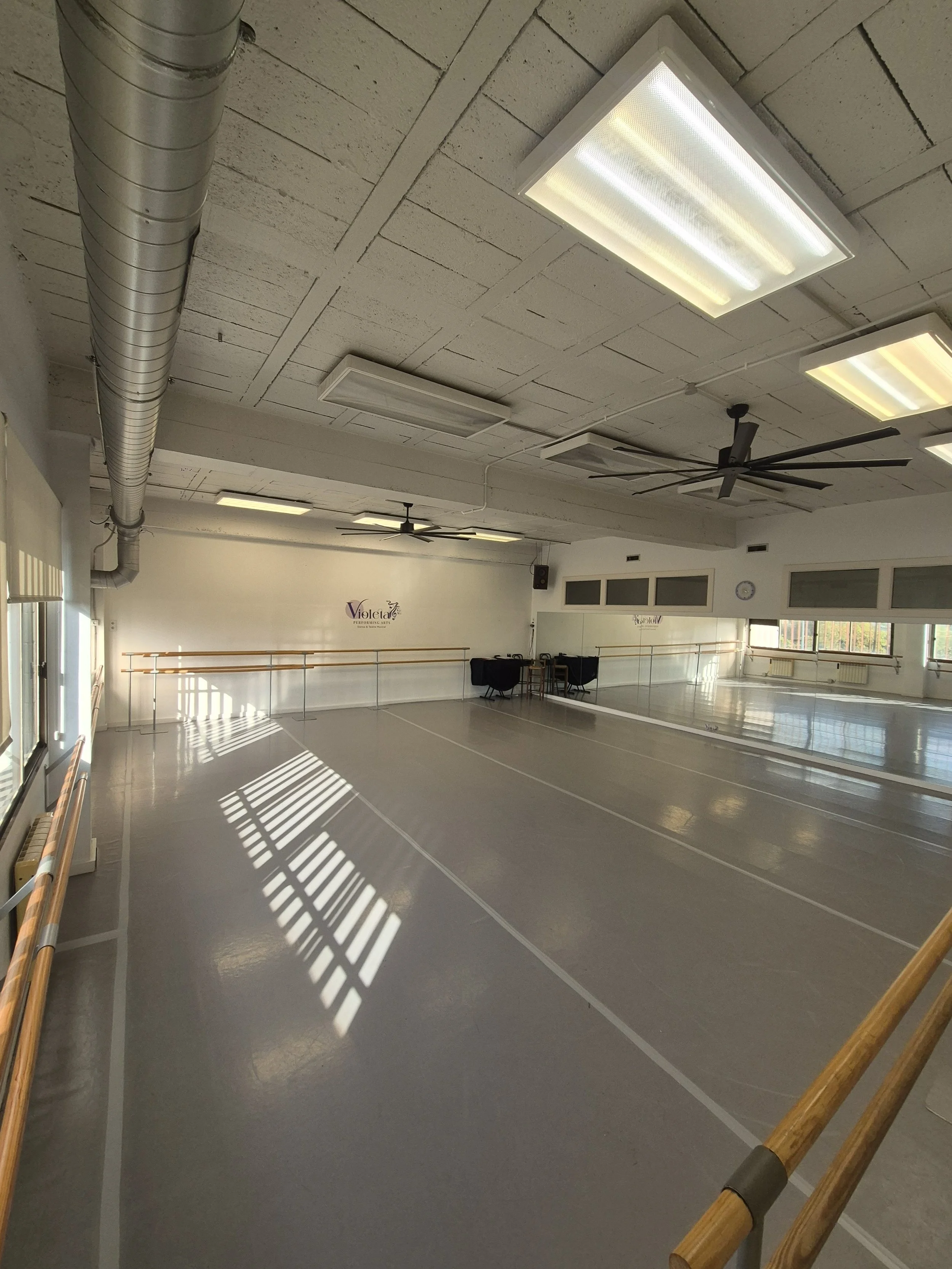 Sala Broadway de Violeta Performing Arts, espai de dansa de 80 m² de lloguer a Sant Cugat del Vallès.