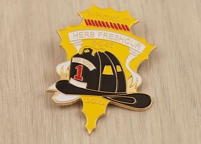 Firefighter pin with a fire helmet and yellow and red details, commemorating a firefighter's service.