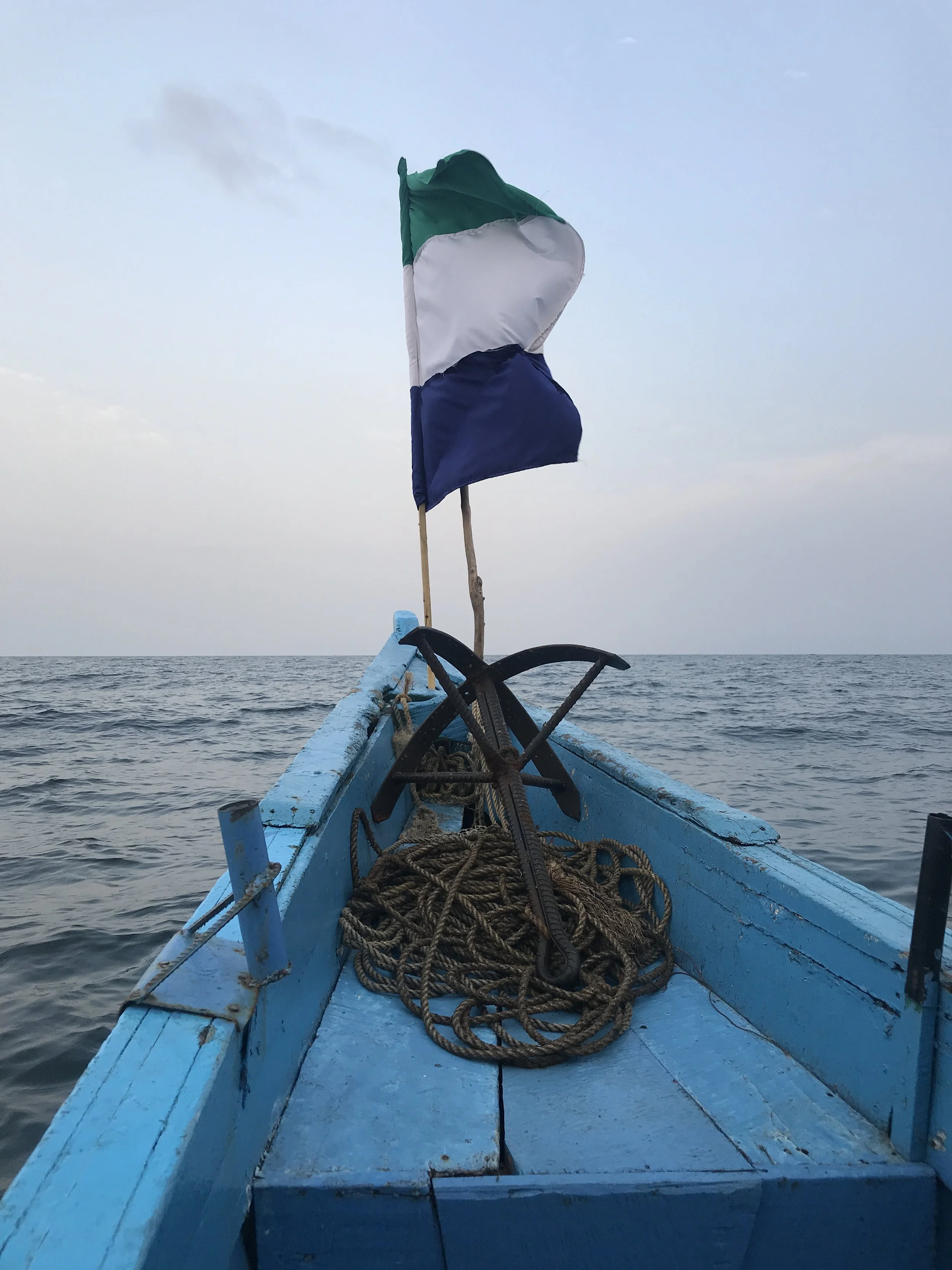 Sejltur med Sierra Leones flag ud for Sierra Leones kyst med udsigt over Atlanterhavet.