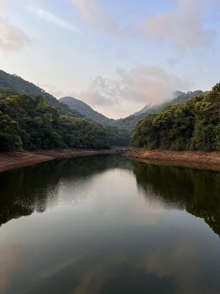 Flod mellem de grønne bjerge ved Tacugama i Sierra Leone.