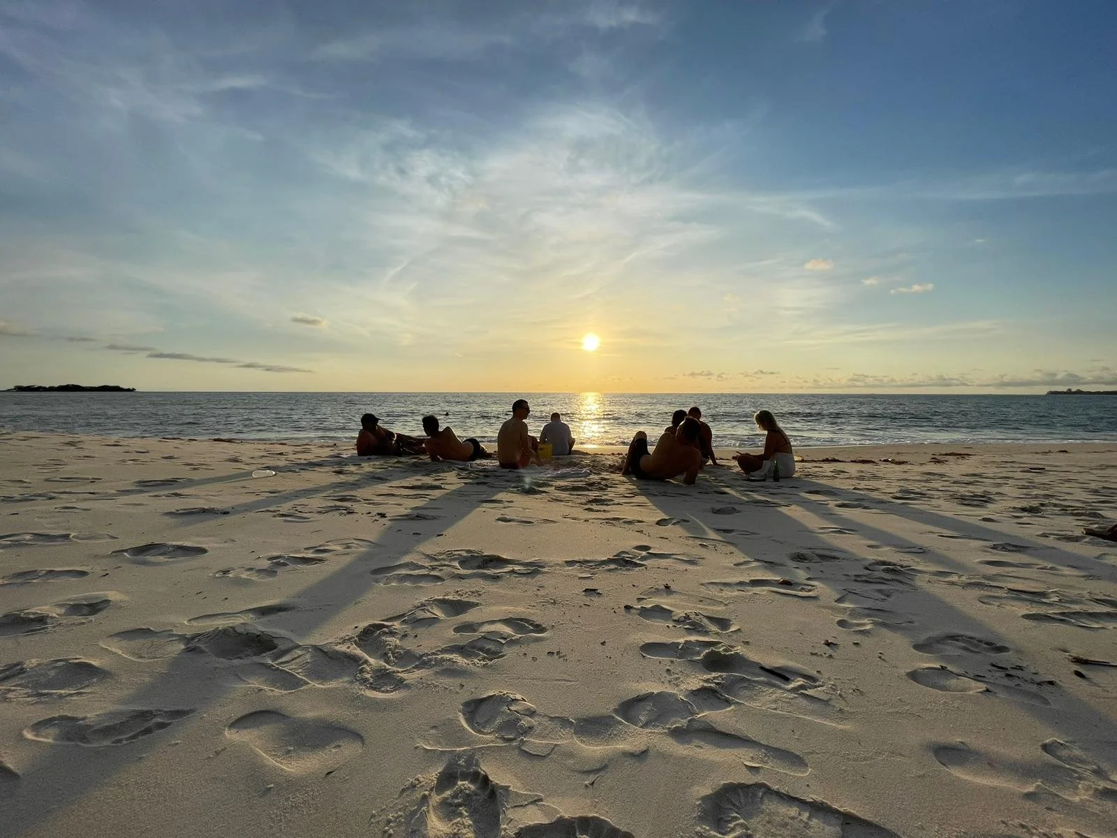 Gæster nyder solnedgangen på Tokeh Beach i Sierra Leone.