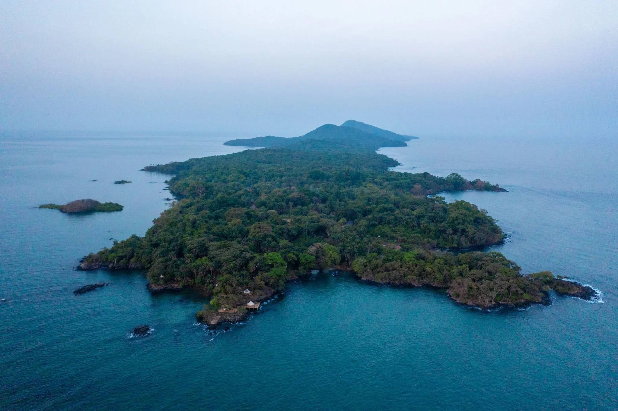 Banana Island set fra luften med den frodige ø og Atlanterhavet omkring.