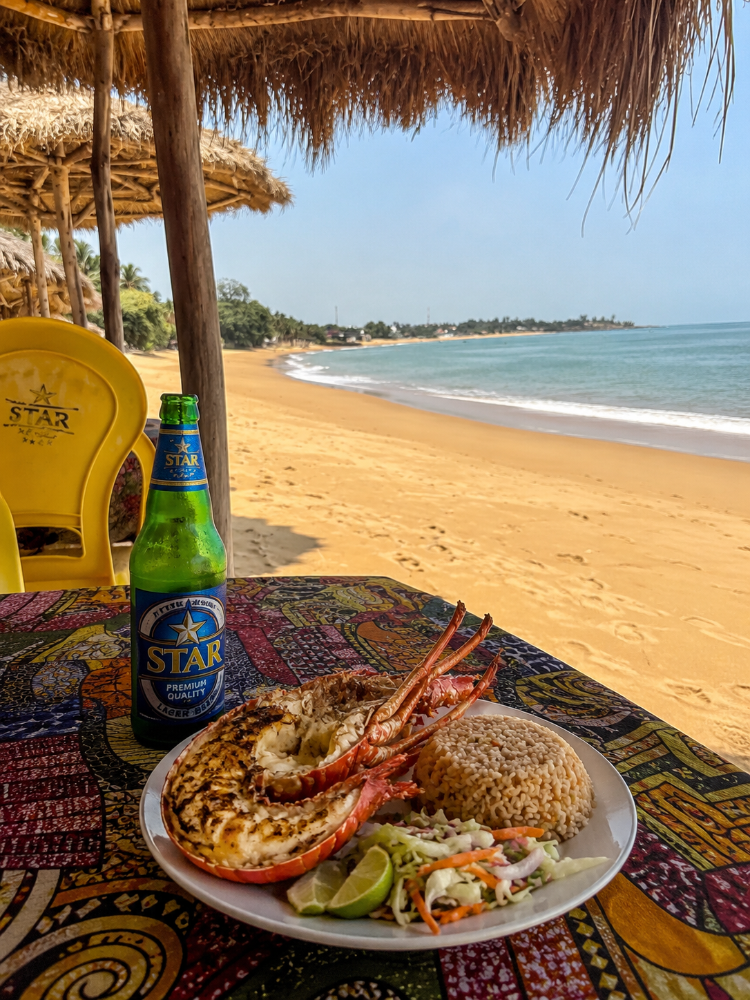 Grillet seafood serveret på stranden ved Lakka Beach i Sierra Leone.