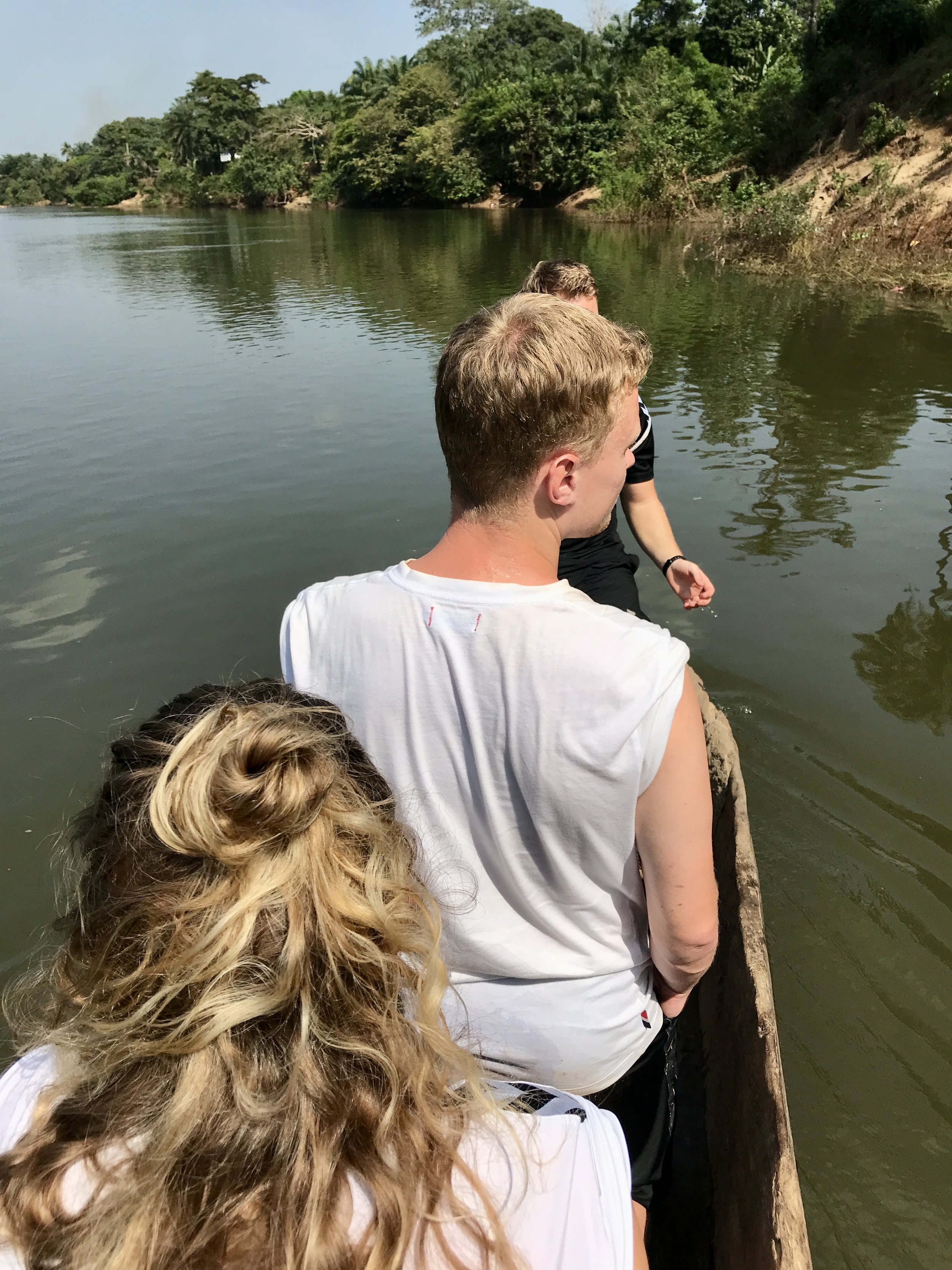 Kanotur på River No. 2 gennem den frodige natur i Sierra Leone.