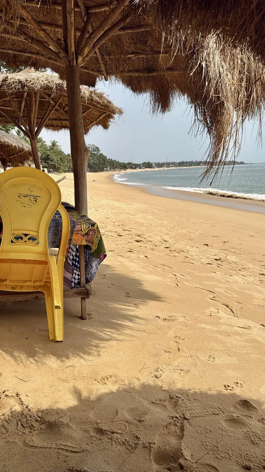 Lakka Beach i Sierra Leone med strandstole og udsigt over Atlanterhavet.