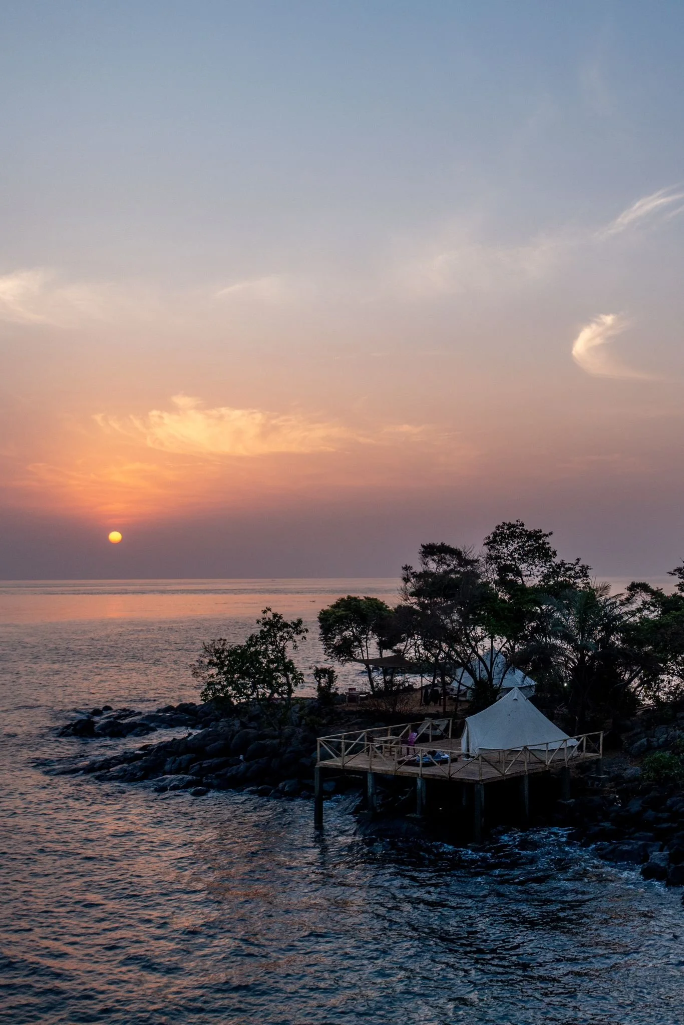 Solnedgang ved et luksus-glampingtelt hos Bafa Resort på Banana Island i Sierra Leone.