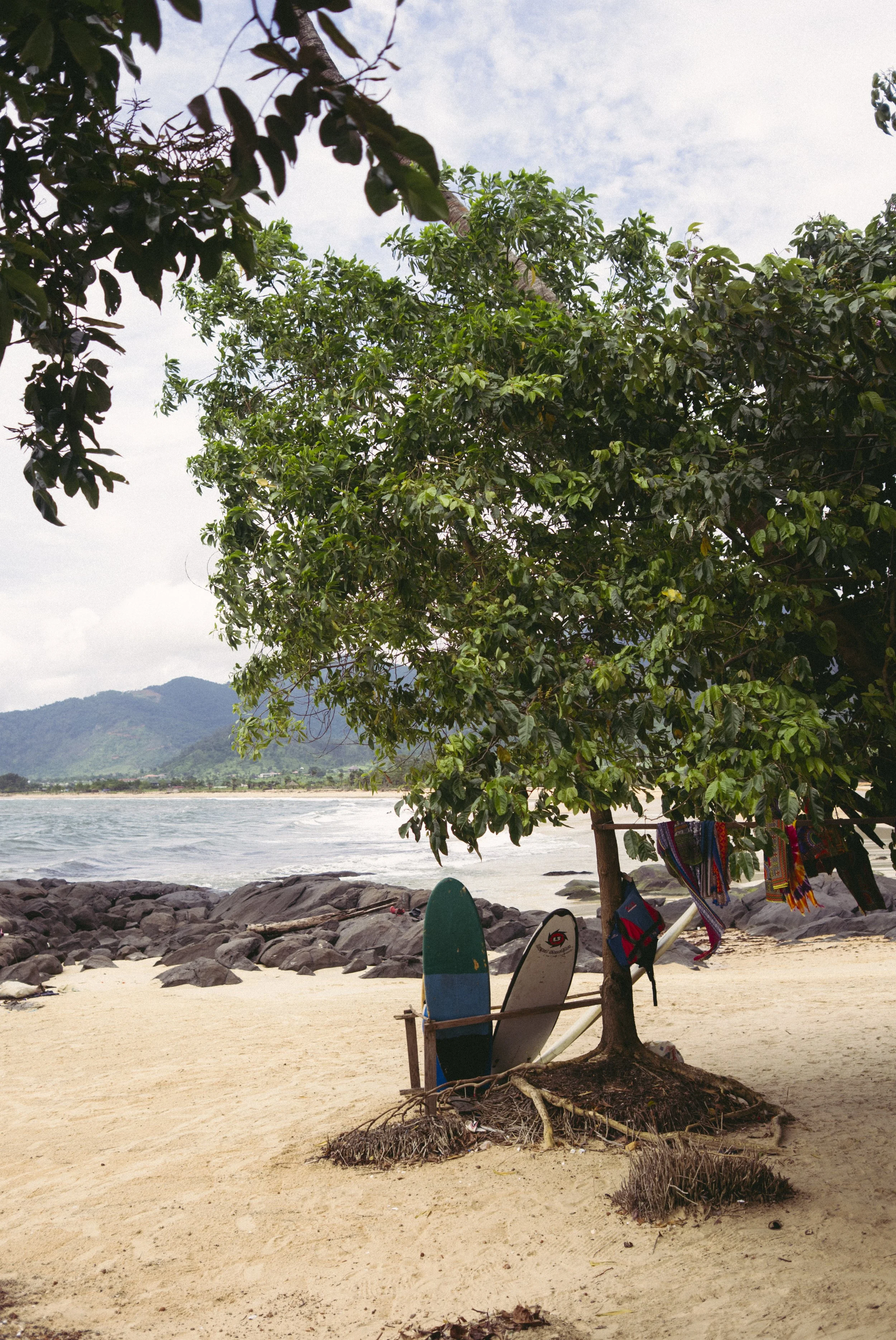 Bureh Beach i Sierra Leone med surfboards, sandstrand og havet i baggrunden.