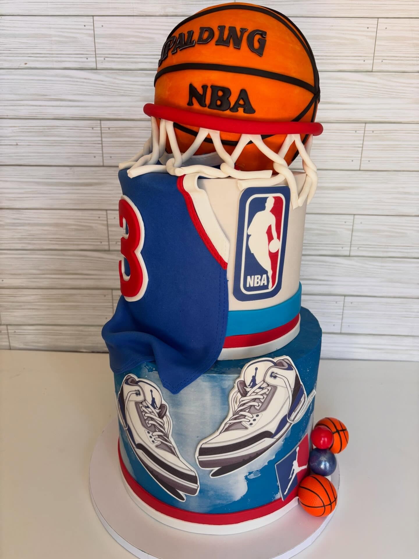 This cake! 😍 let me tell you guys I find sports boring 🥱 not my thing at all so when it comes times to do a sport cake I find it hard to become creative but this cake I loved, it was very big too and travelled 45 min away! 😳