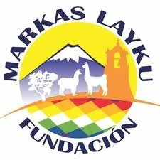 Logotipo de la Fundación Markas Layku que presenta una montaña, un sol, una llama, una alpaca, una iglesia y un paisaje con colores vivos.