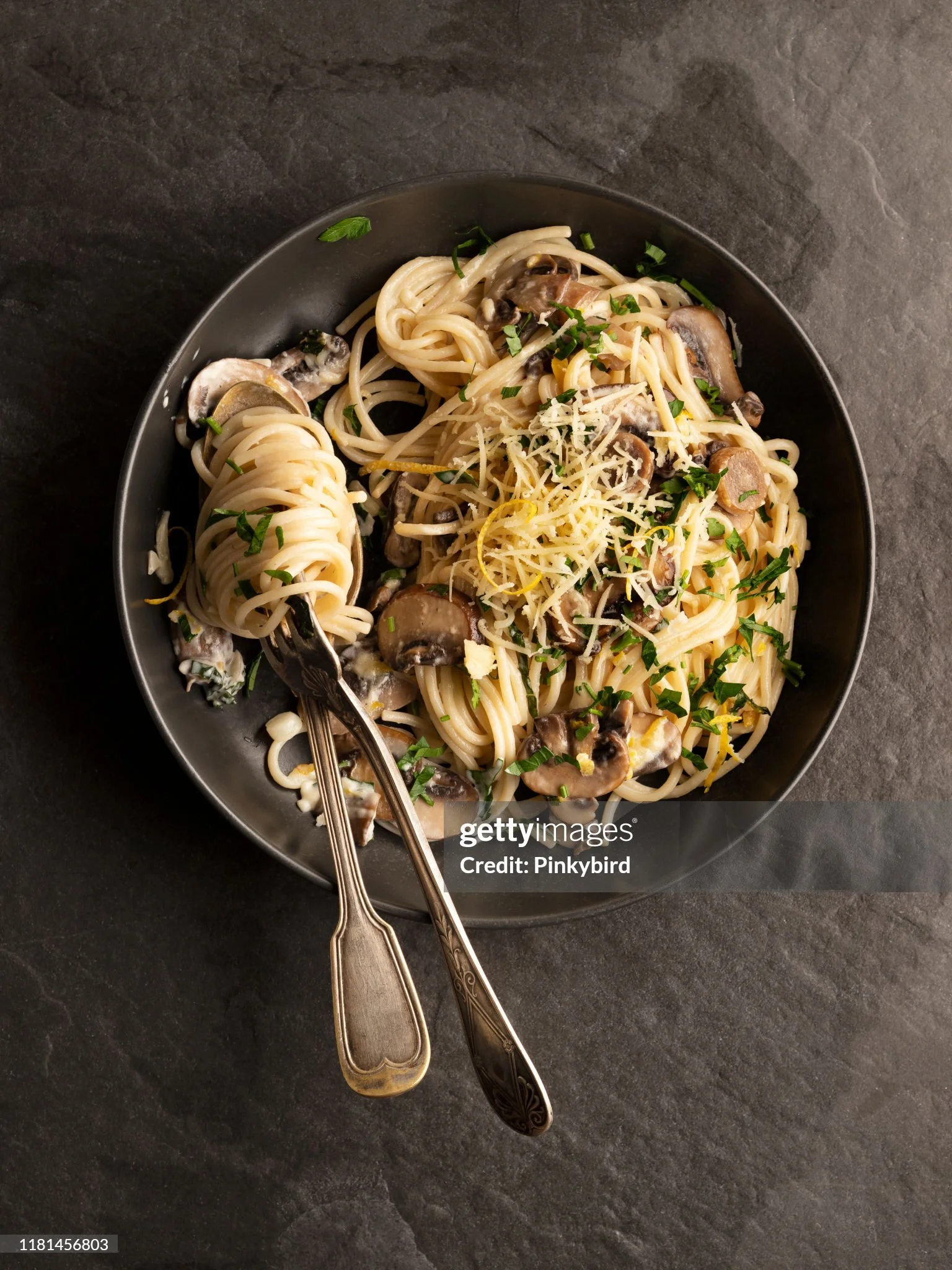Crema ai Funghi Porcini e Tartufo Nero: Tesori della Terra Italiana