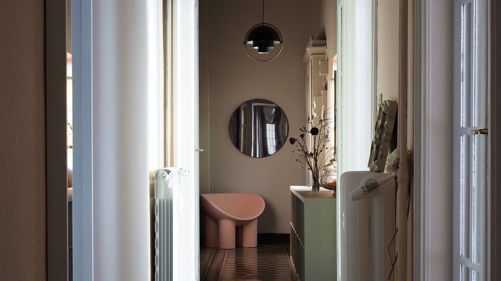 10-house-of-frames-poltrona-roly-poly-aarnio-design-milano.webp