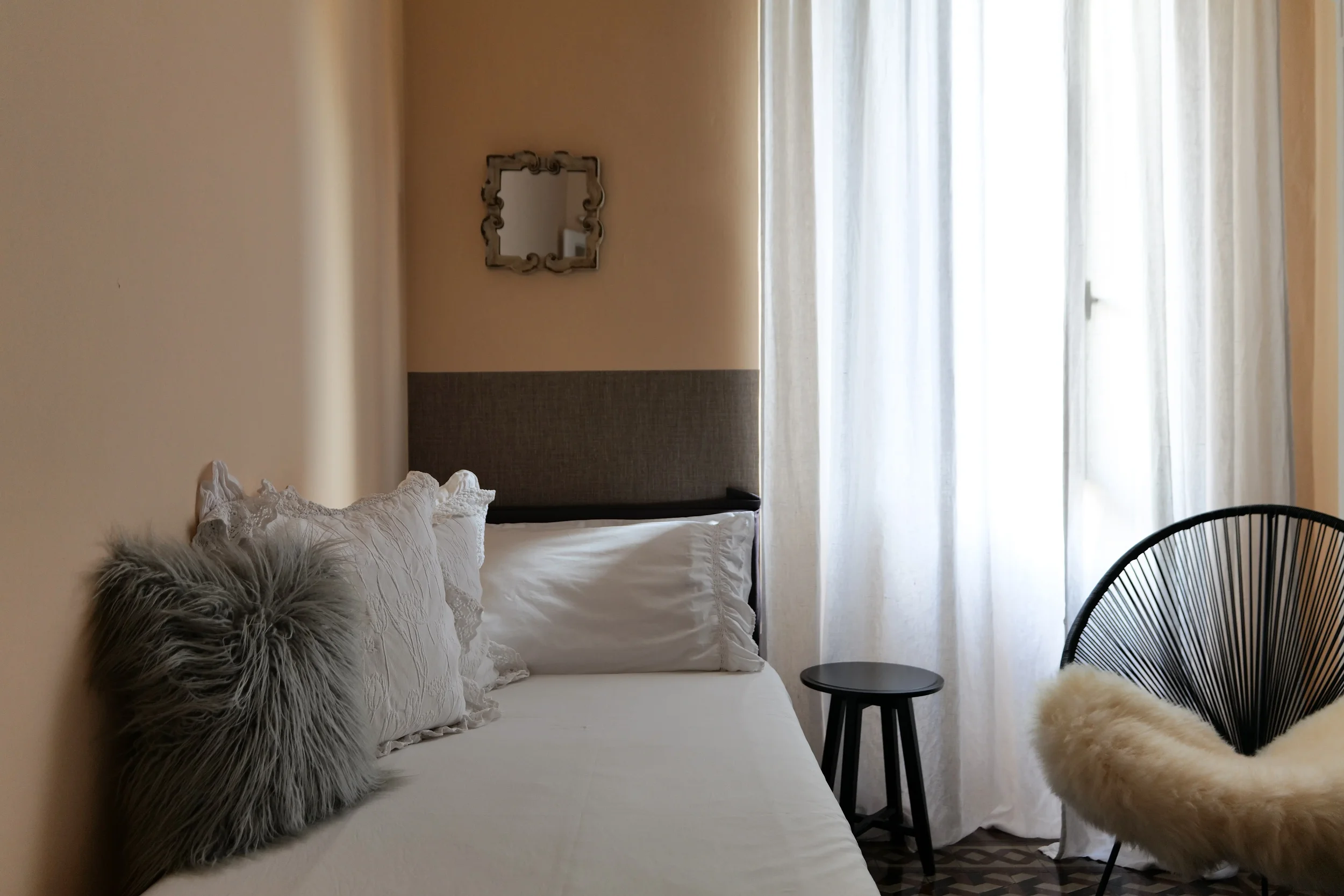Rose Room single bed with silver mirror and Acapulco chair — House of Frames, design B&B Milan