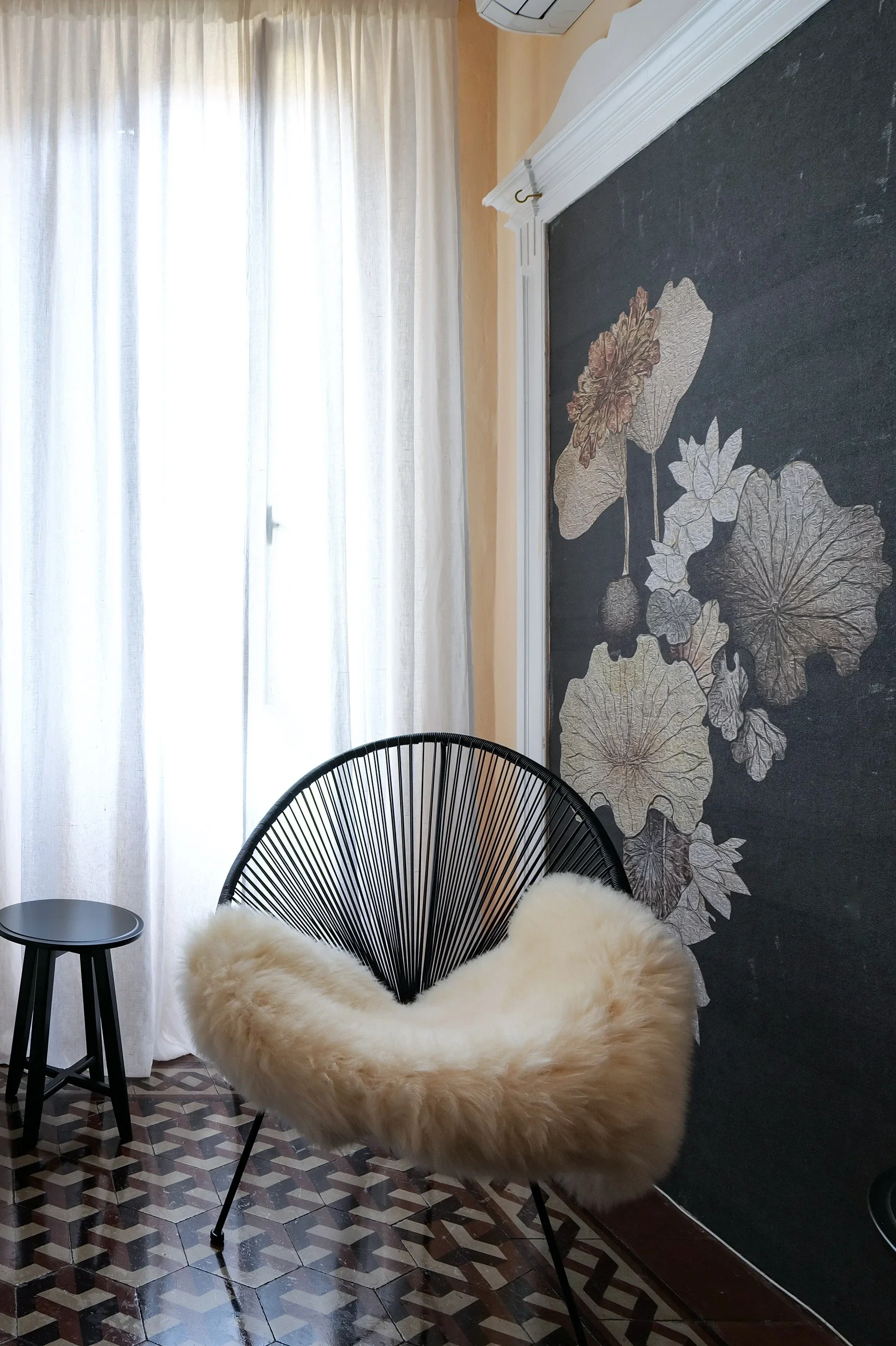 Acapulco chair against Wall&Decò wallpaper, the single room — House of Frames, design B&B Milan