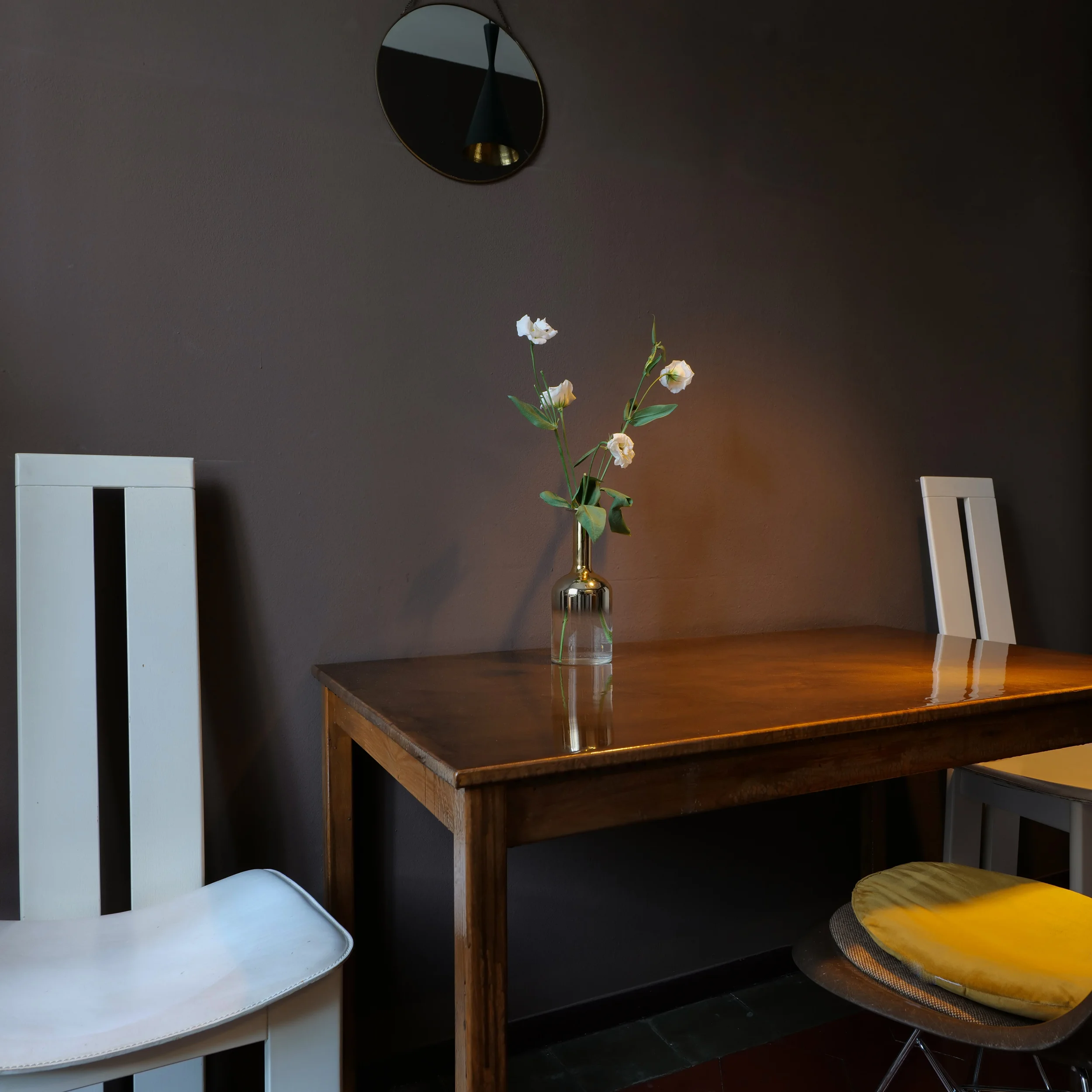 Resin table with white roses and Pietro Costantini chairs — House of Frames, Milan