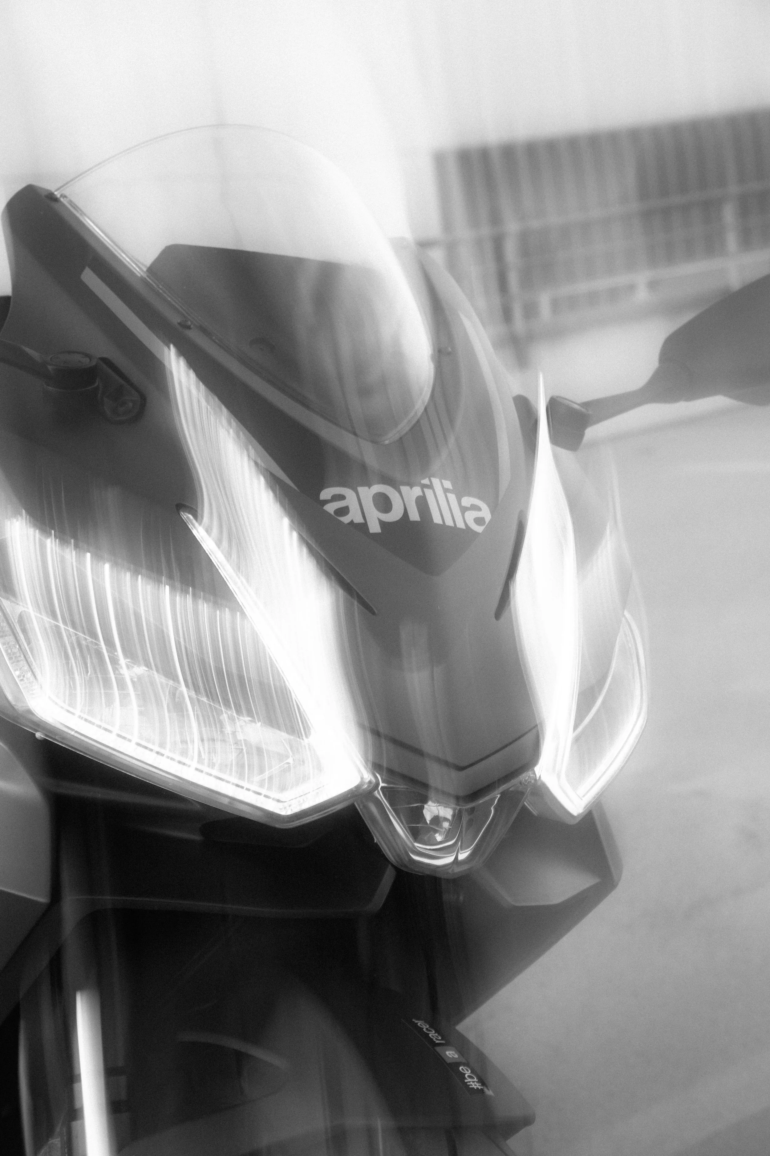 Moto Aprilia avec pare-brise, vue de face