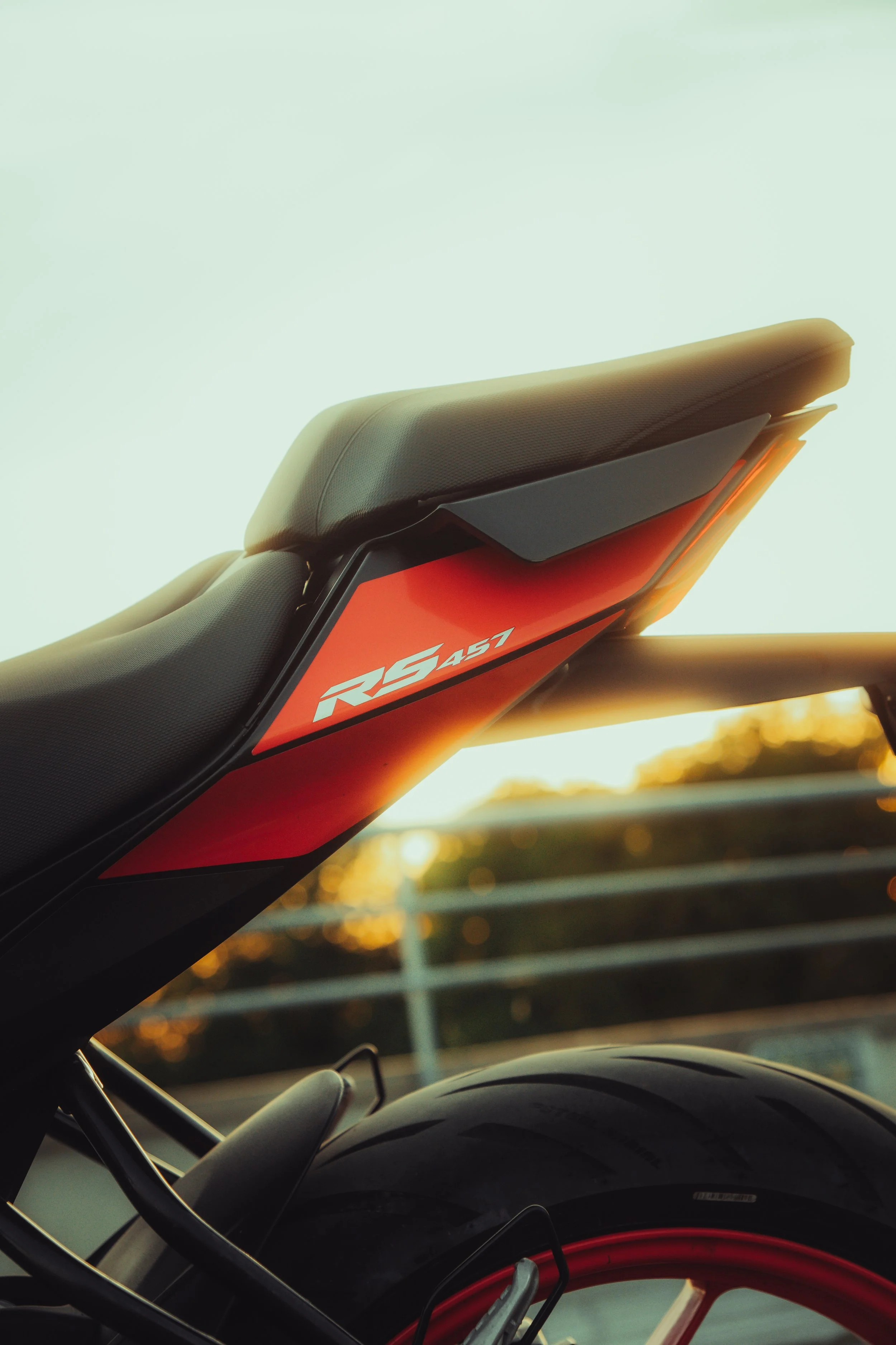 Vue d'un siège de moto, avec une étiquette rouge indiquant 'RS 457'.