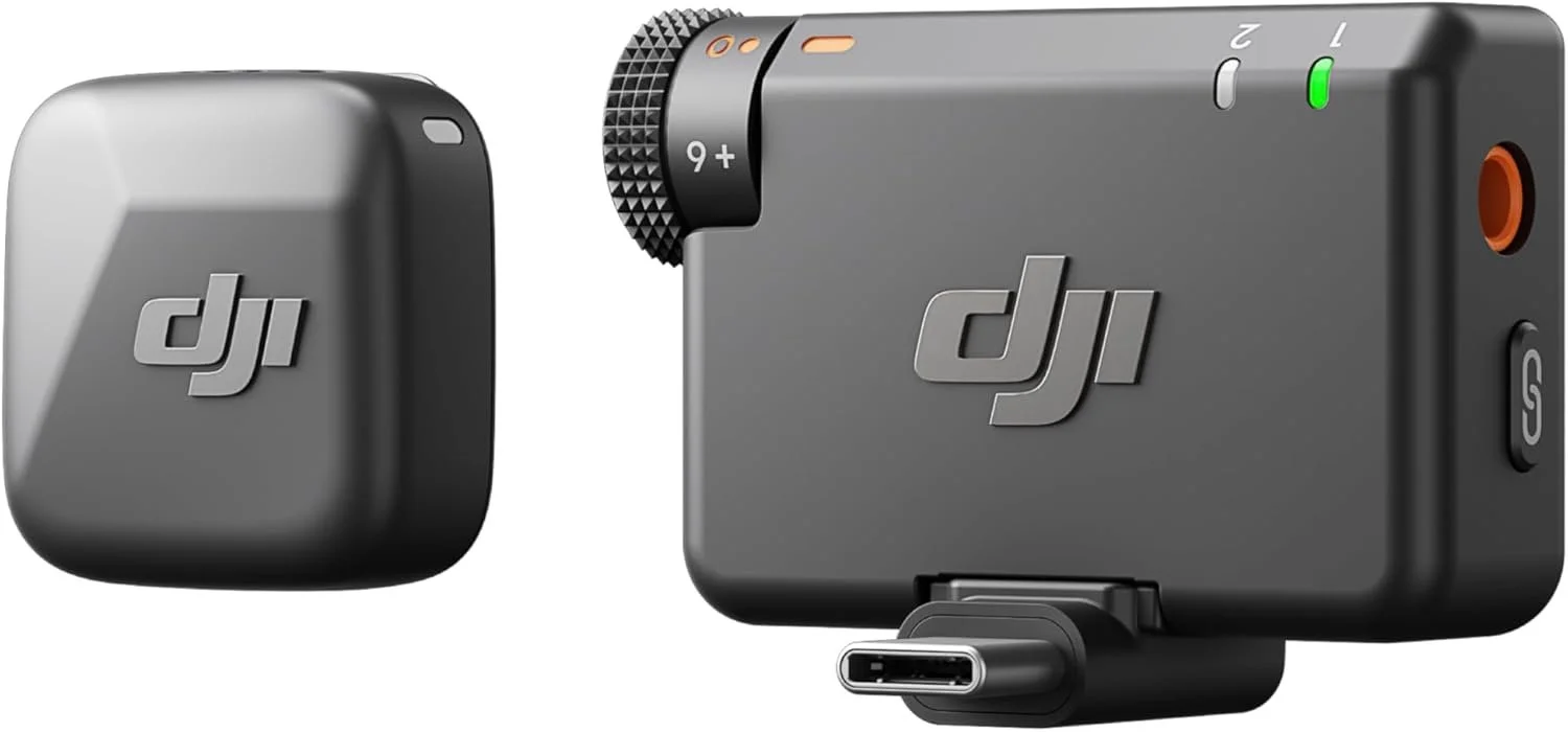 Caméra d'action DJI avec module de caméra supplémentaire, port USB-C, et divers boutons et indicateurs lumineux.