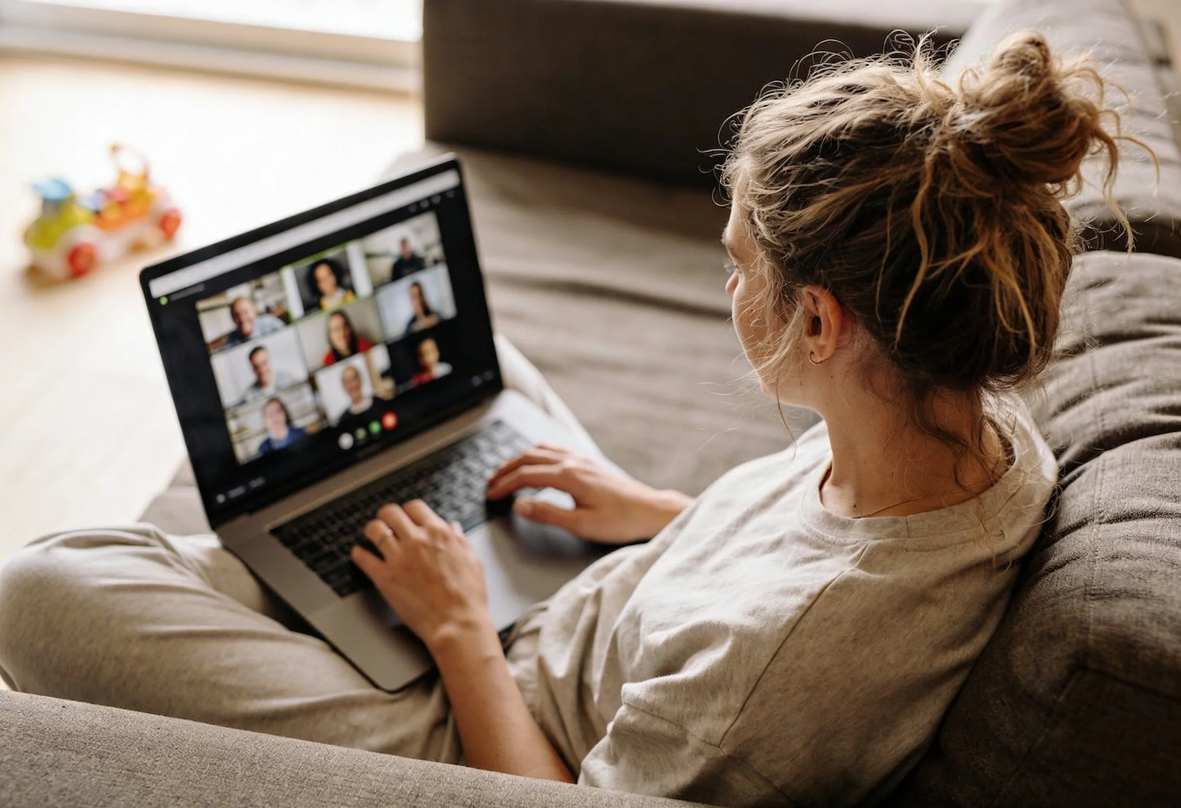 Woman joining a virtual group nutrition coaching call