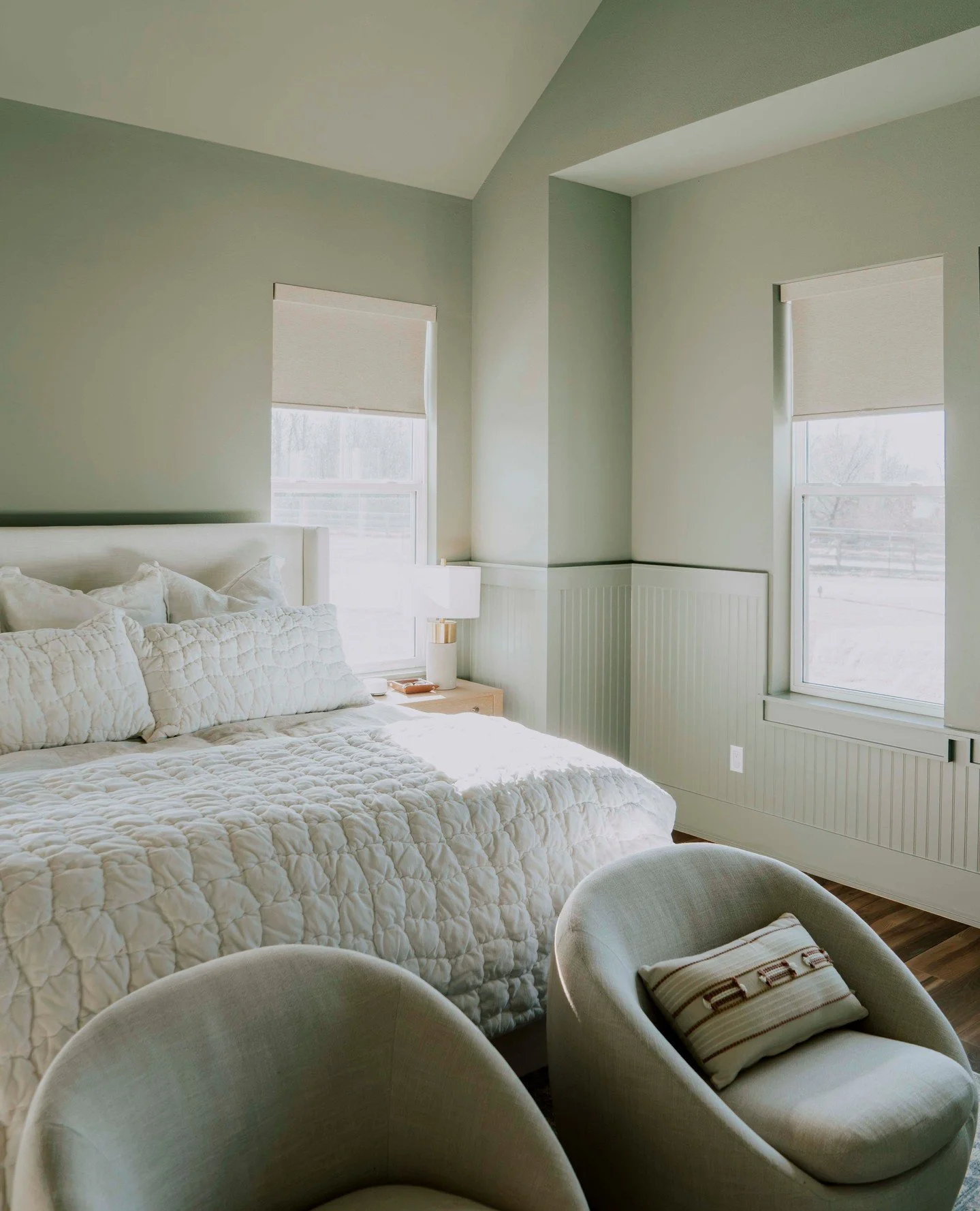 Soft light, warm tones, and a layout that feels easy to settle into.⁠
⁠
The wall detail adds just enough depth, while the windows keep the room open and bright. A simple, comfortable space that works day to day.⁠
⁠
Designed by @honedesign.studio⁠
#bu