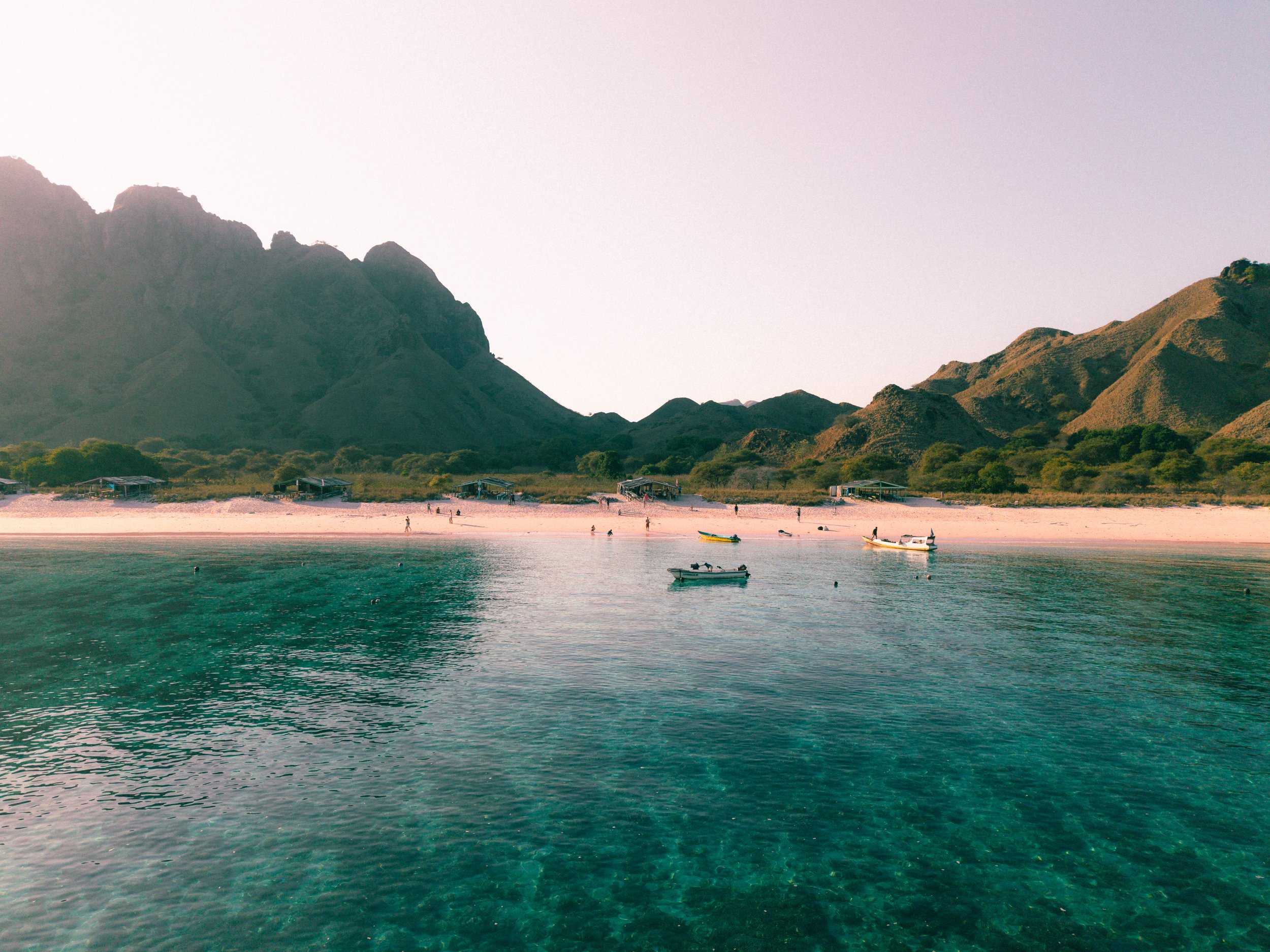 Flores-Pink Beach-3-Travel fotografie-Indonesie-Michsmemento.jpg